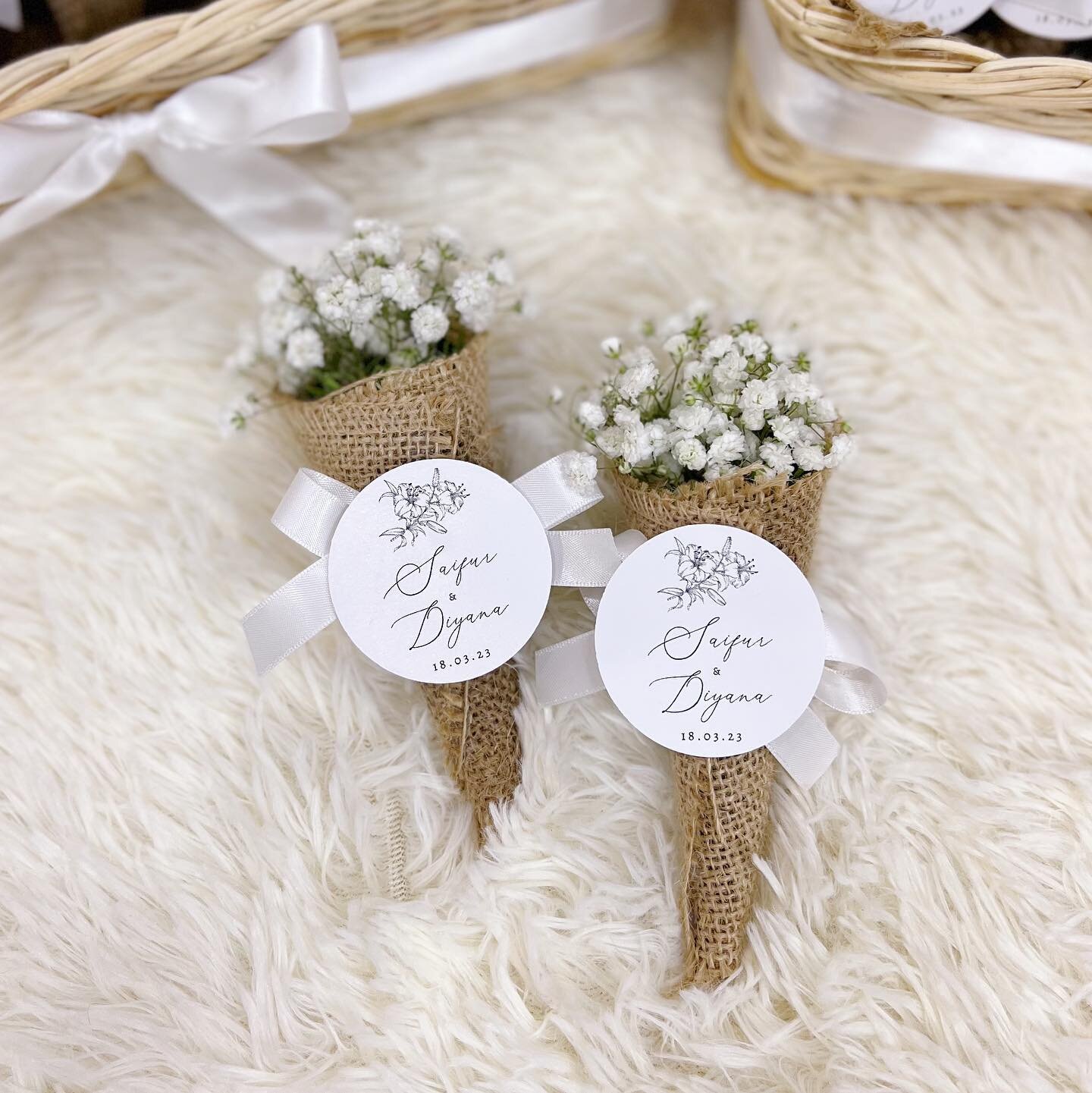Our signature bunga rampai in rustic burlap cones. Package includes bunga rampai tags, ribbons &amp; woven basket. 

Customisation is always welcomed. Share your ideas with us and we will bring them to life ✨

#soireeblissSG #malayweddingsg #malaywed