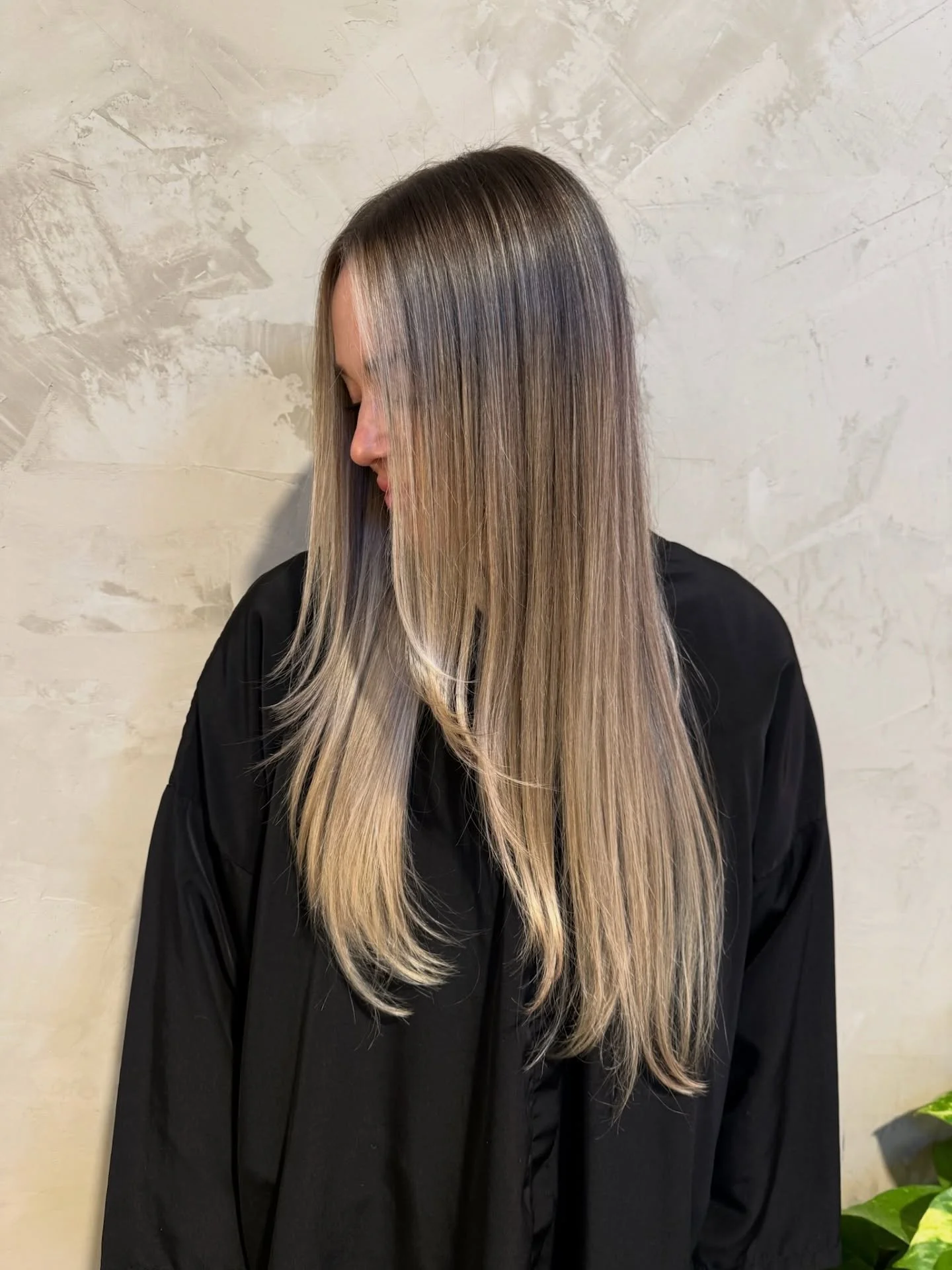 we love a lived-in blonde moment by @daynapattyy ☁️ 

| to book, reach out directly or use our booking link, salonhearth.com/booking