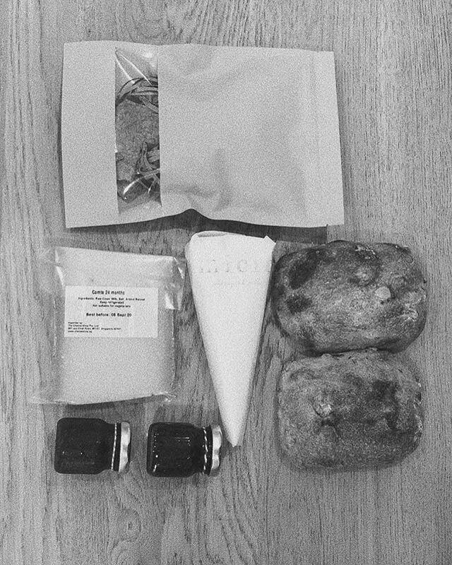 💆&zwj;♂️💆🏻&zwj;♂️💆🏼&zwj;♂️💆🏽&zwj;♂️💆🏾&zwj;♂️💆🏿&zwj;♂️
a neutral happy hour pack for our dads! 🍷 purchase via link in our bio - sourdough herb cracker - 24 month comte - brie de janier - strawberry thyme jam - olive bread