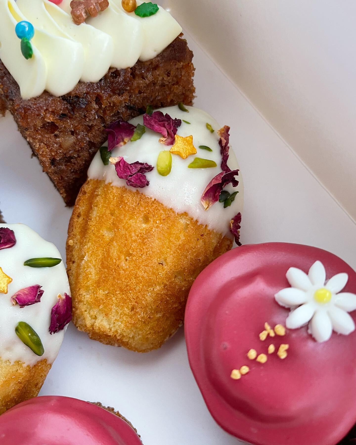 Signature Madeleine: dipped in white chocolate, rose petal &amp; pistachio.

Buttery &amp; simply delicious!

Included as part of our festive seasonal cake box. Order via our website.

#sydneydesserts #madeleines #dessert #xmasgifts #ediblegifts #gou