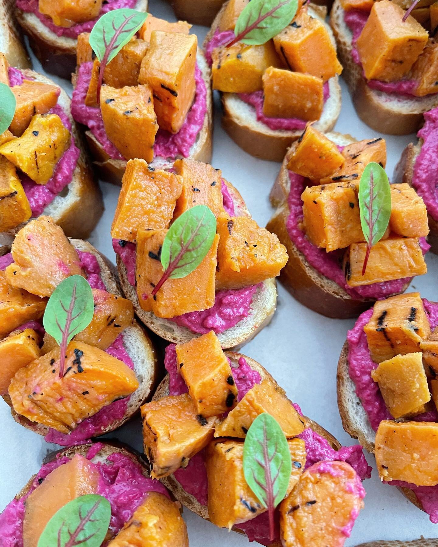 COLOUR is FLAVOUR! Our sweet potato &amp; beetroot hummus bruschetta not only looks good but tastes delicious.
Just one of our creations on our high tea menu. And it&rsquo;s vegetarian, dairy free, vegan and available gluten free.

#highteacatering  