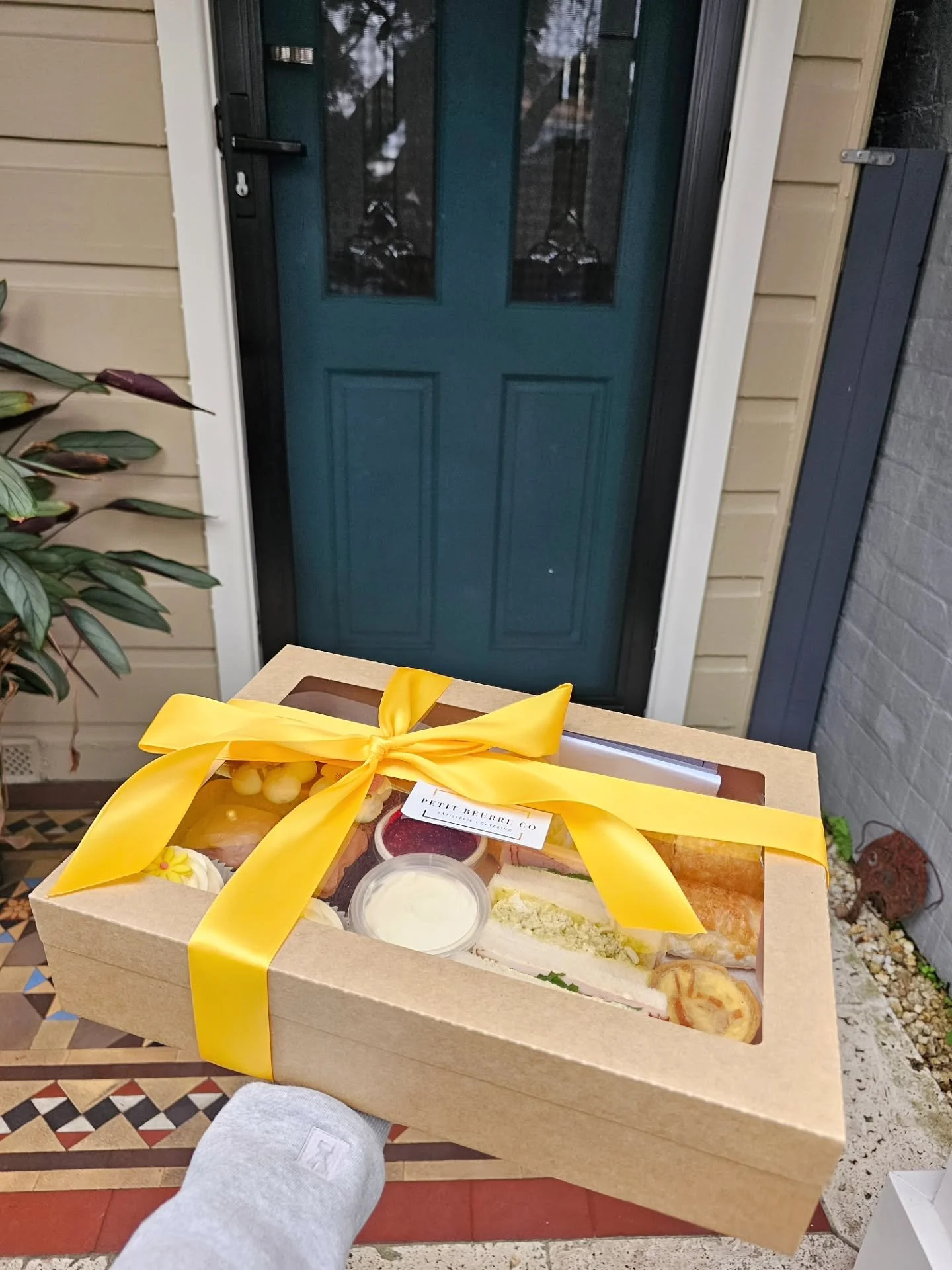 BEST FOODIE GIFT EVER! 

Our high tea box combines savoury, sweet, sandwiches and scone delights....delivered to the door.

#petitbeurreco #highteabox #deliveredtoyourdoor #ediblegifts #sydneygifts