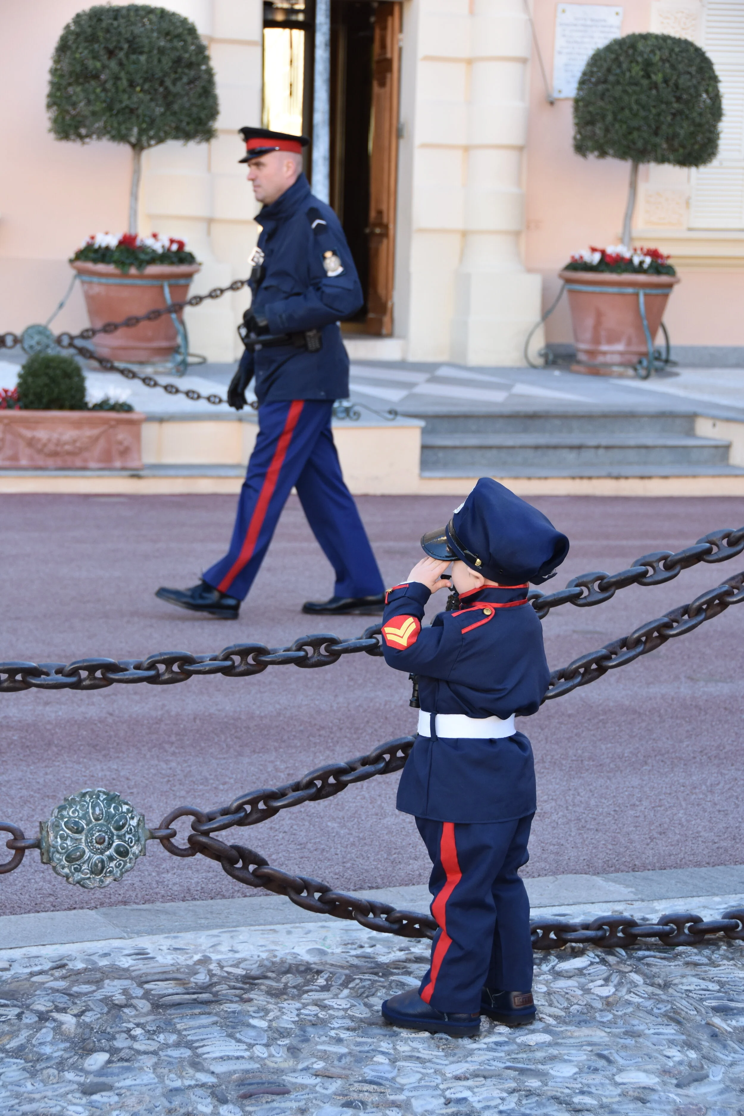  A young boy during the changing of the guards in front of Monaco Palace (January 12, 2020) 