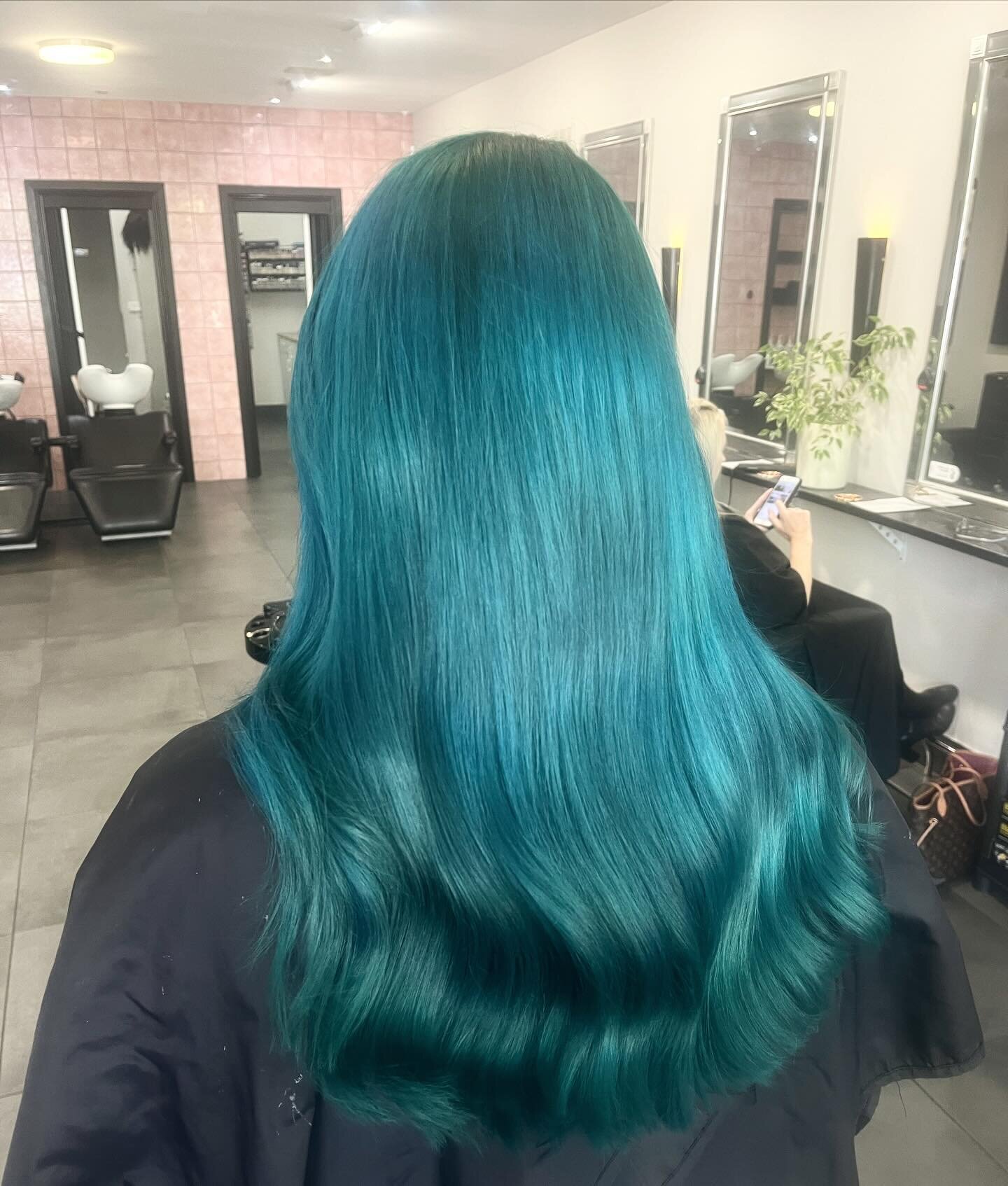 We are green/blue with envy 🍃 👨🏻&zwj;🎤🐸🦖colour by @leslie_henshaw #canberrahairdresser #canberrahairstylist #canberrahair #canberrahaircolourist #canberrahairsalon #pravana #pravanaaustralia #colourist #haircolourist #haircolorist #colorist #ha