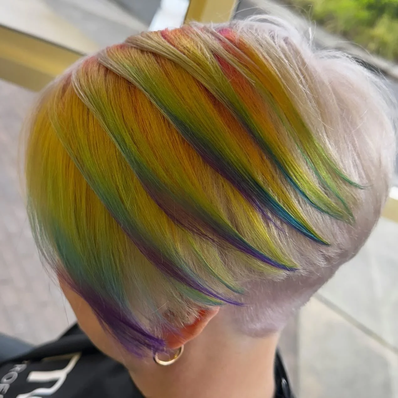 This is incredible stunning holographic work by @hairbytavia___ using @mukhaircare_global hybrid lightener and 20 vol toned with lilac rinsed then Muk vivids #muk #mukhaircare #colourist #colorist #haircolourist #haircolorist #hairdresser #canberraha
