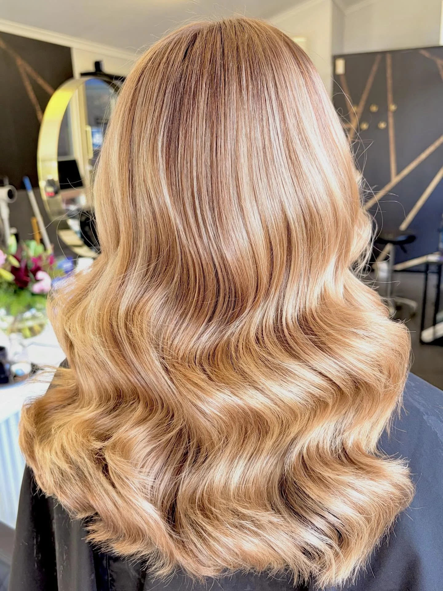 Love this ultra blended balayage for @hyec_xoxo it&rsquo;s giving Tate McRae. We used @mukhaircare_global @mukhaircare_professional mplex and 20vol rinsed then roots 6.01 + 6.32 hybrid ends 20g 9.7 10g 8.32 10g 10.32 hybrid This colour is a once in a