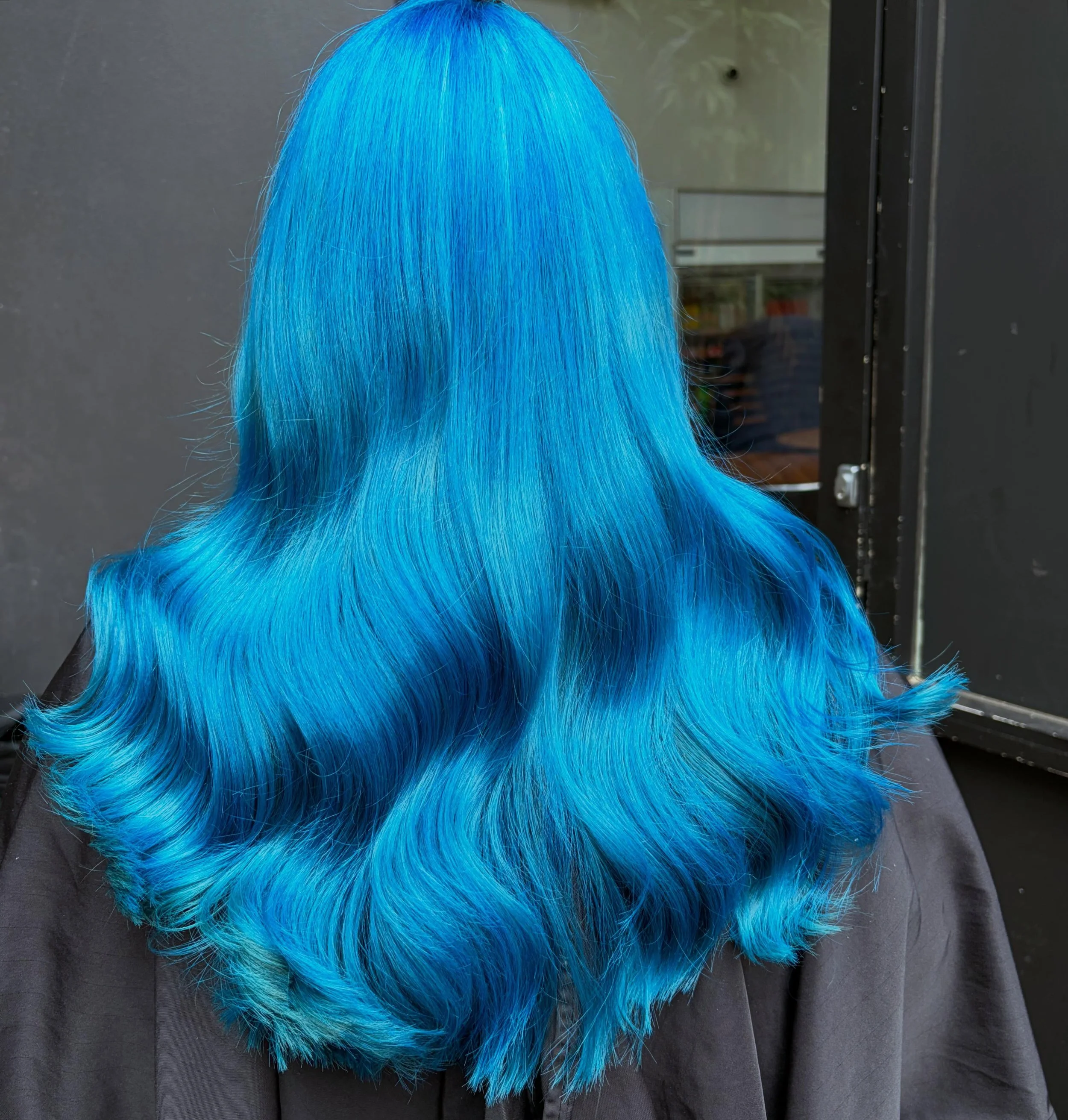 As blue as the sky 🌧️ lovely colour for our client @syluxx1 we used @pravana.australia @evolvehairconcepts @pravana we used the pure lights and 20vol for the regrowth rinsed then blue topaz #vivids #canberrahairdresser #canberrahaircolourist #canber
