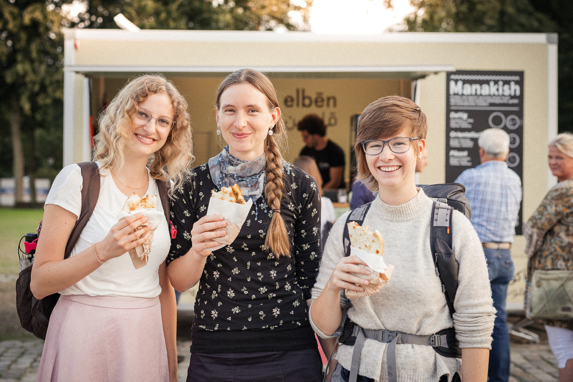 FoodTruck_3Kundinnen_NikolausUrban.jpg