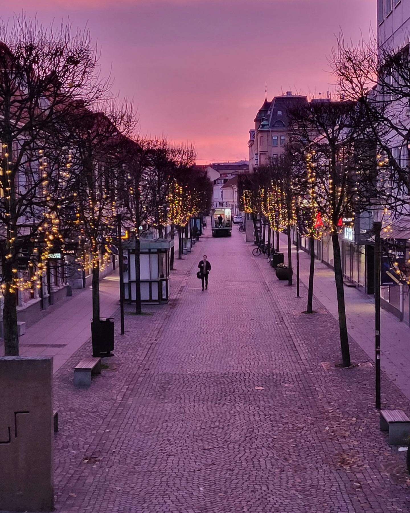 Idag &auml;r det 50 dagar kvar till julafton!🎅🏼
Nu s&auml;tter vi upp julbelysningen p&aring; &Ouml;stra Storgatan och f&ouml;rbereder stan f&ouml;r julst&auml;mning!