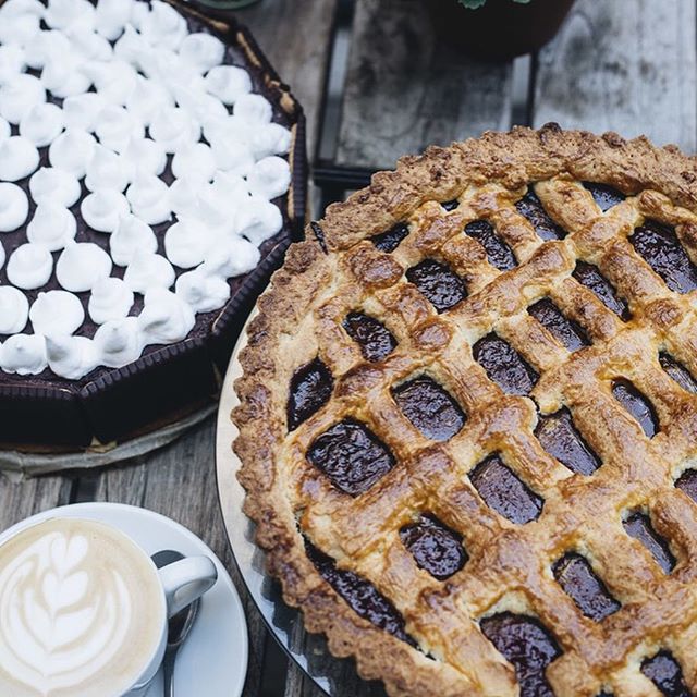 Lateinamerikanischen Kuchen und Kaffee-Cocktails gab es bei @sabor_ermoso. K&ouml;stlich!!!! Ein Besuch in dem kleinen Caf&eacute; in der S&uuml;dstadt ist immer wieder wie ein kleiner Kurzurlaub. 🏝Kaffee schl&uuml;rfen zwischen Surfbrettern 🏄🏼&zw