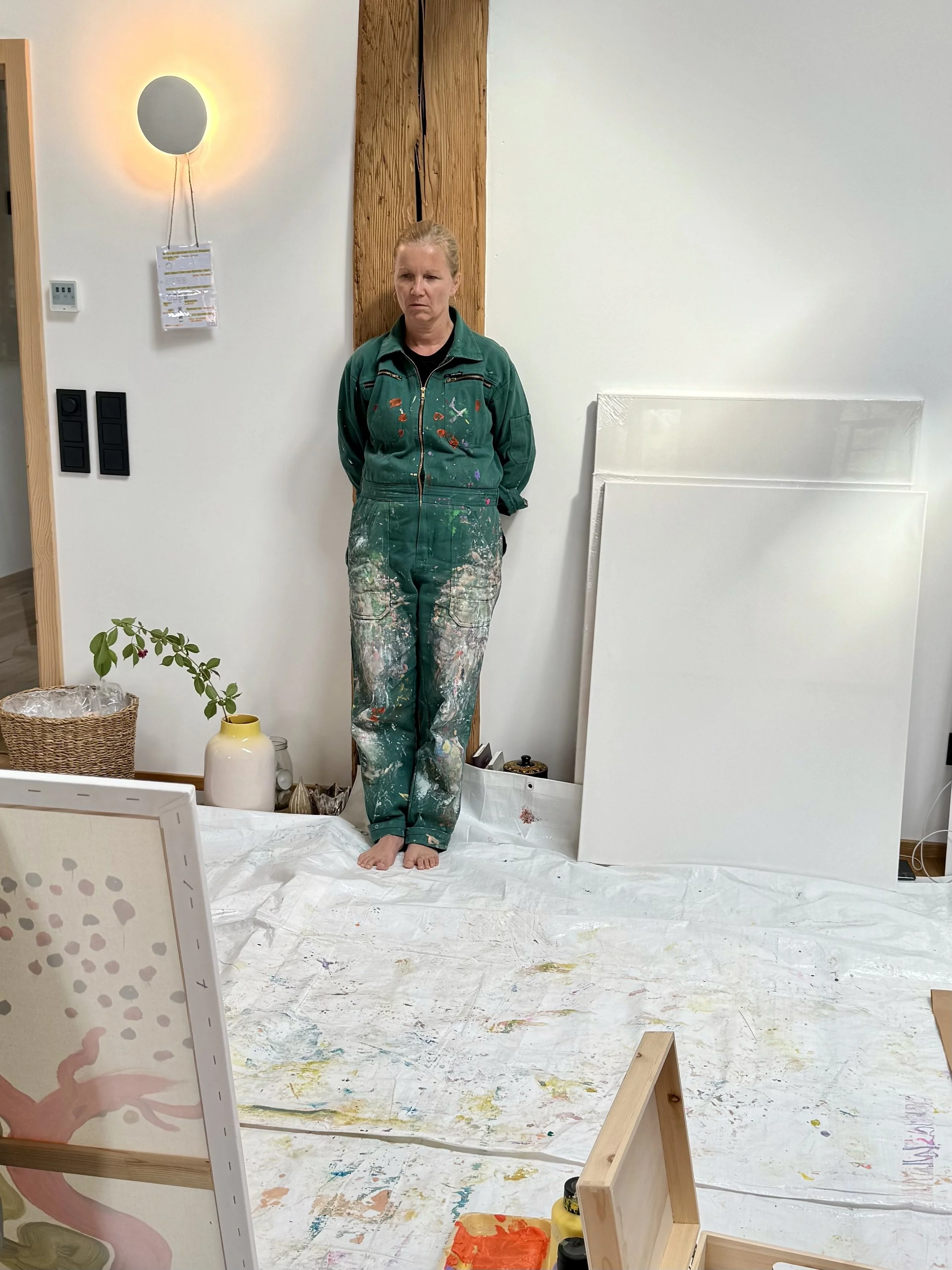 Ina stehend denkend.jpg