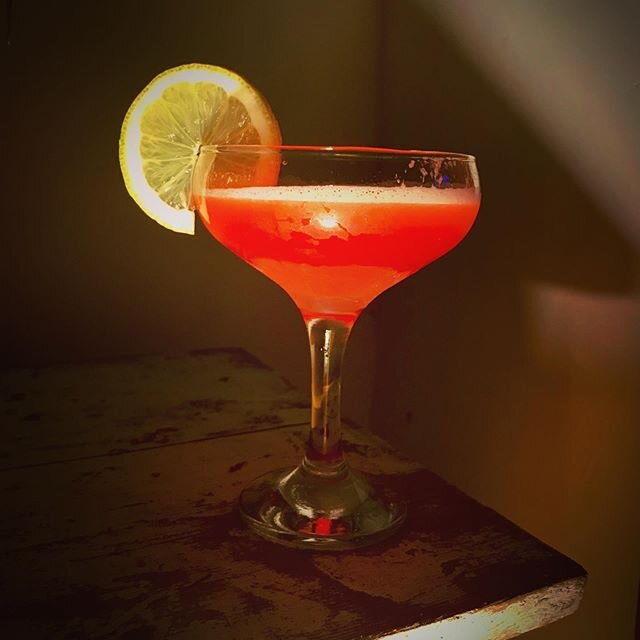 Streamertail raspberry daiquiri with honey not sugar...
.
.
May have had a sip before the photo..
.
.
#cocktails #streamertail #streamertailrum #raspberrydaiquiri #daiquiri #homecocktails #homebartender #rum #drinks #london #whiterum #pink #humpday