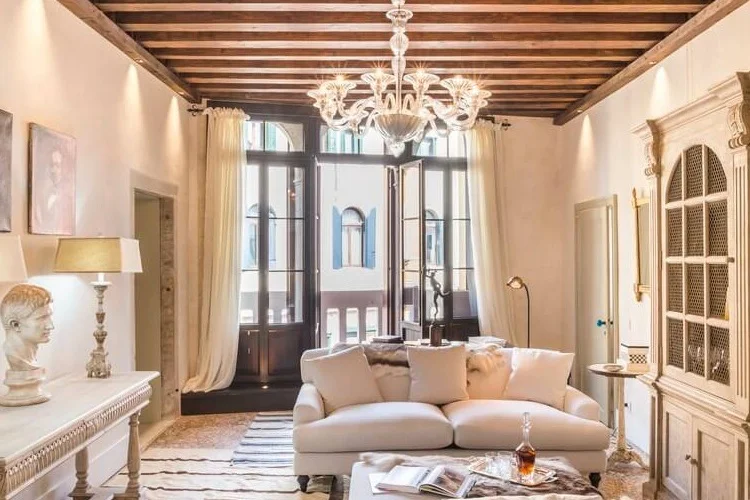 destination-m-venice-apt-room.jpg