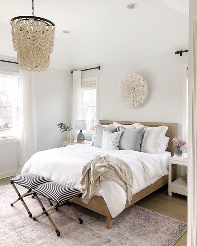 Do you feel like you are not getting enough rest in your bedroom? ⠀⠀⠀⠀⠀⠀⠀⠀⠀
The colors you use in your bedroom have great influence on the quality of your sleep! Try incorporating more light blues, cream and beige colors in your space which are consi