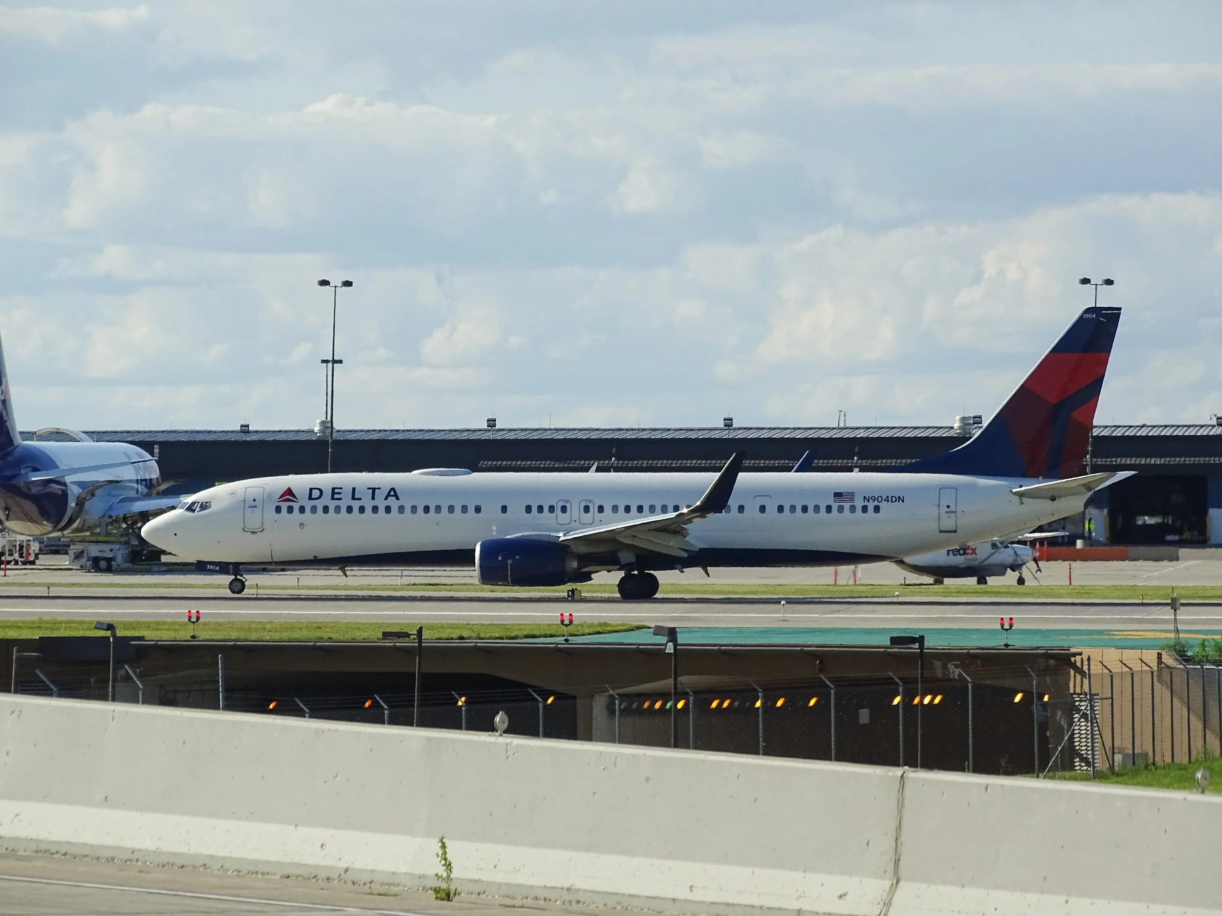 Delta garantizará el asiento del medio vacío hasta octubre