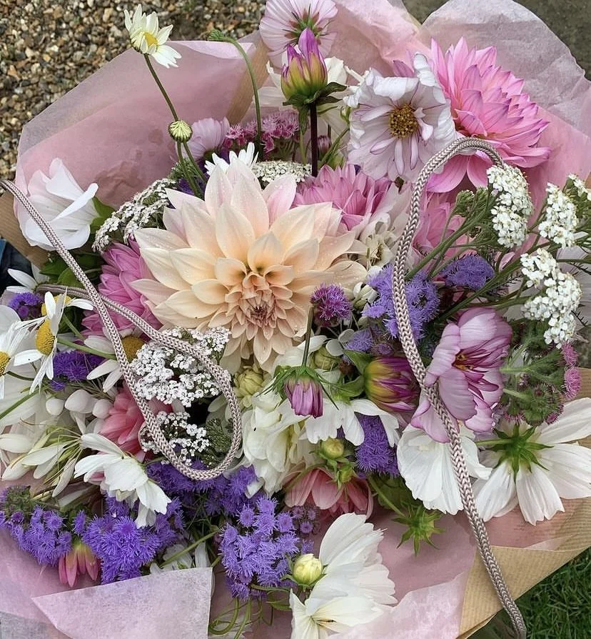 CREATING A HAND-TIED BOUQUET