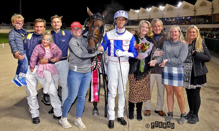 Birr Castle in the winner&rsquo;s circle after the Breeders Crown 2-Year-Old Filly Trot