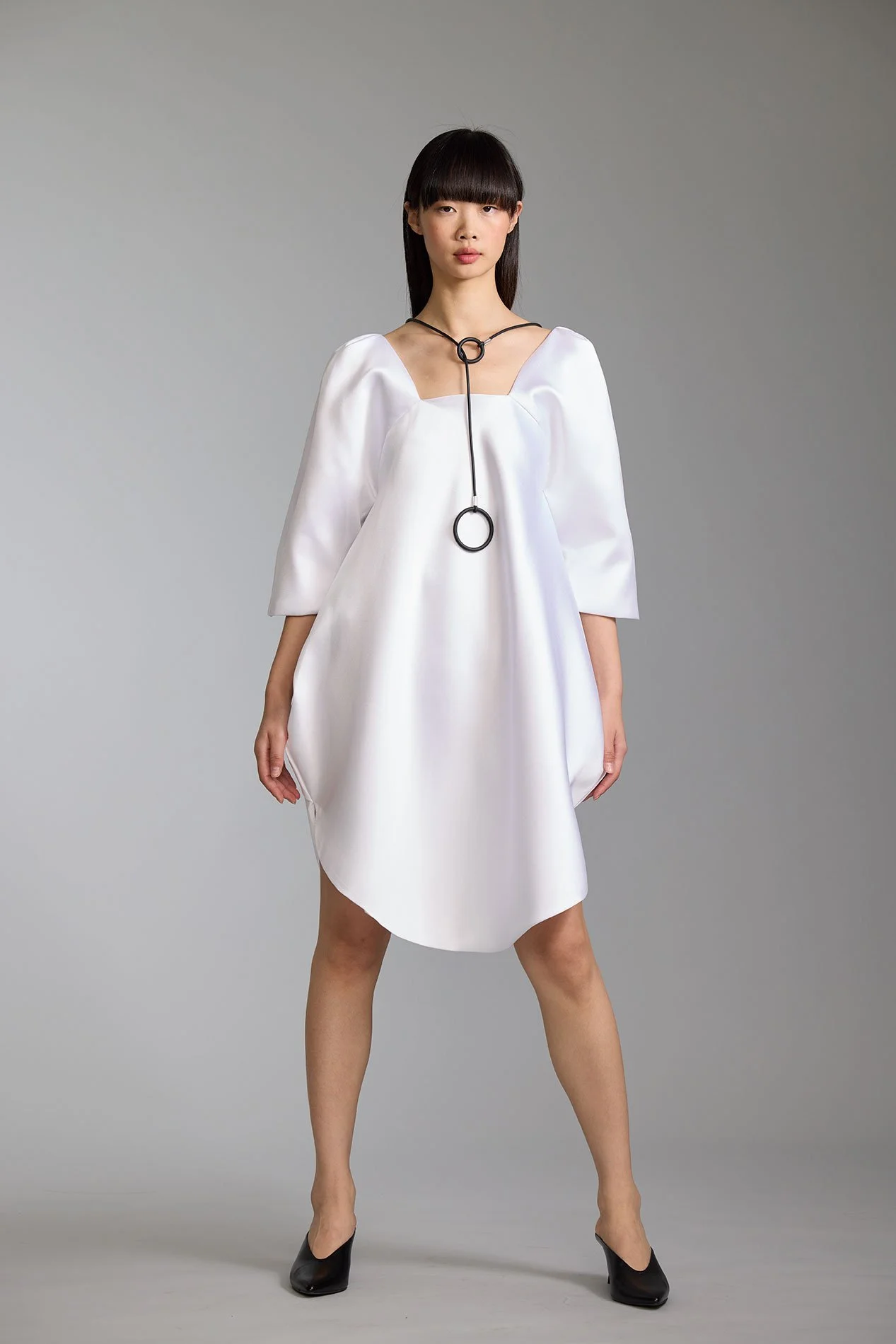Look27-Shot30-1_PocketCircleDress_WhiteMikadoBlendSlipoverwithSidePocketsandShoulderTuckedSleeves_kottkomm_circlecollection.jpg