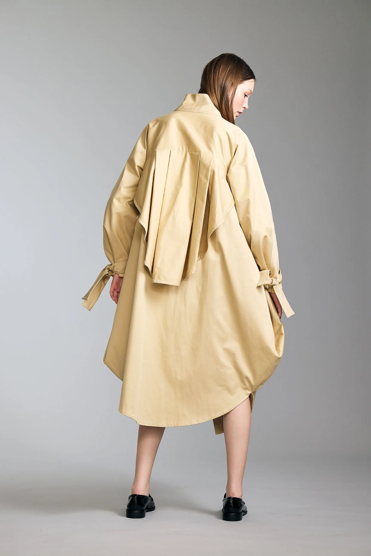 Look23-Shot26-07_Trench_CottonwithSidePocketsSnapCloseTieNeckline_kottkomm_circlecollection.jpg