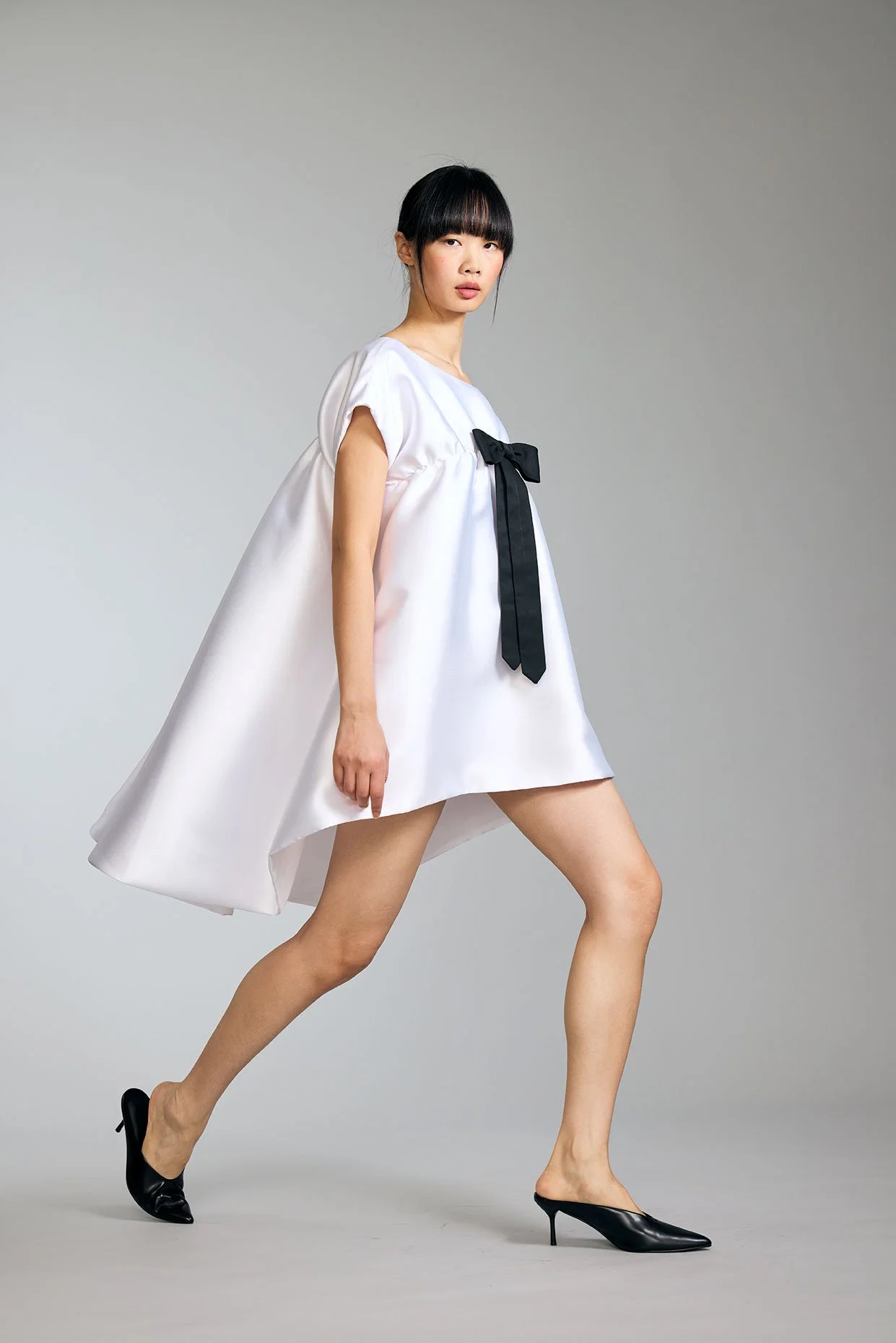 Look13-Shot15-1_BabyDollDress_WhiteMikadoBlendLinedWithBlackBow_kottkomm_circlecollection.jpg