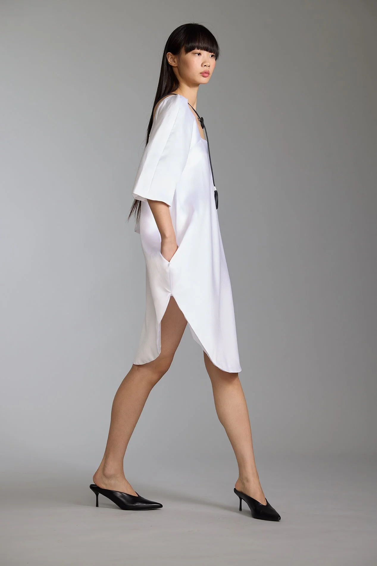 Look27-Shot30-4_PocketCircleDress_WhiteMikadoBlendSlipoverwithSidePocketsandShoulderTuckedSleeves_kottkomm_circlecollection.jpg