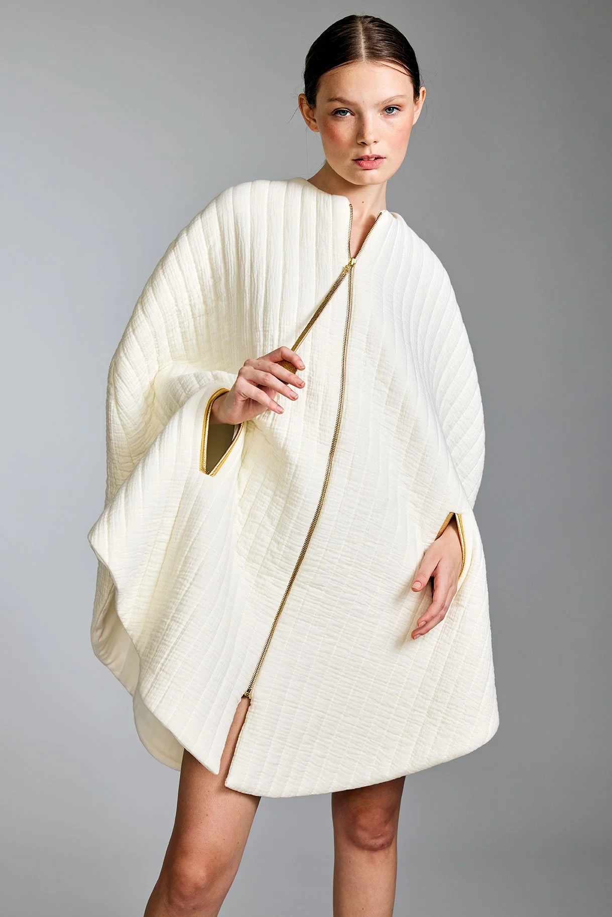 Look7-Shot8-07_Parka_CreamLinedQuiltedFabricWithGoldLeatherAccentsBackPleatGoldZipper_kottkomm_circlecollection.jpg