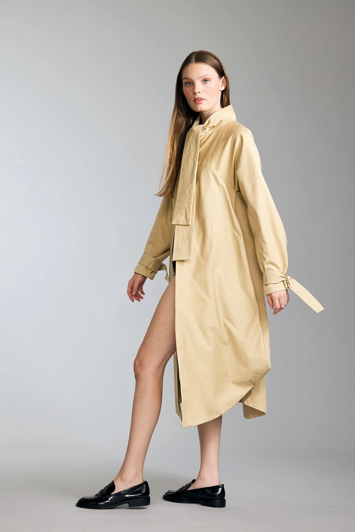 Look23-Shot26-08_Trench_CottonwithSidePocketsSnapCloseTieNeckline_kottkomm_circlecollection.jpg