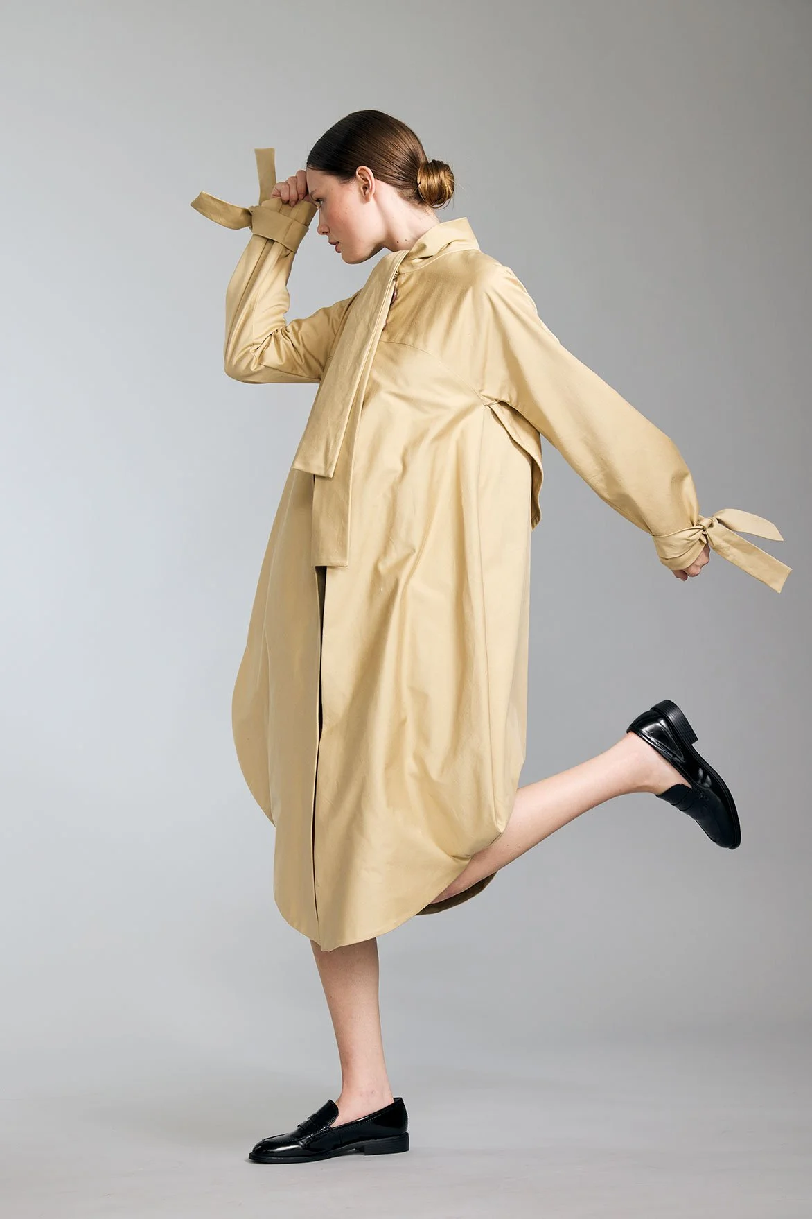 Look23-Shot26-03_Trench_CottonwithSidePocketsSnapCloseTieNeckline_kottkomm_circlecollection.jpg