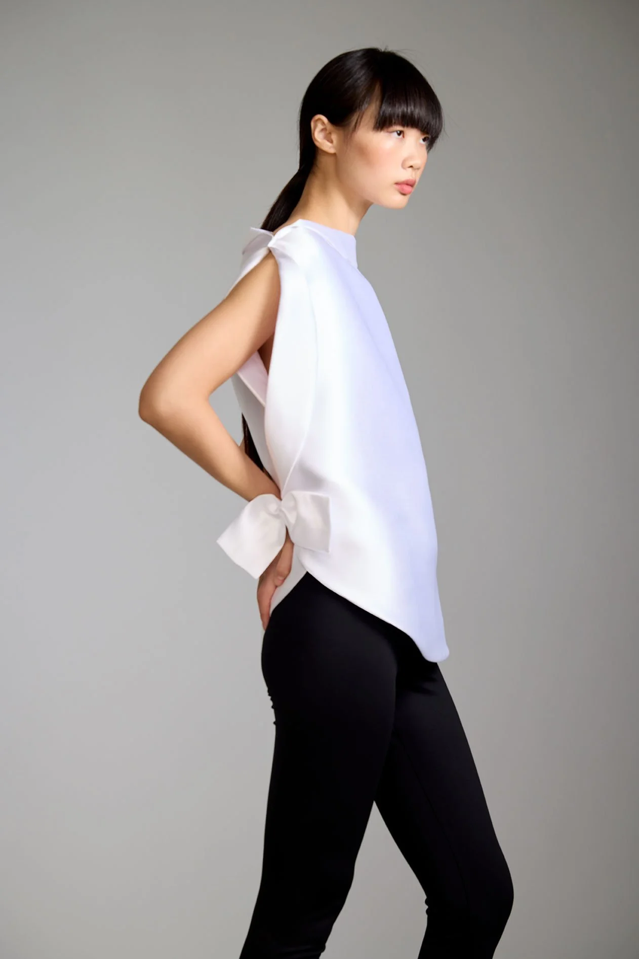 Look6-Shot7-01-1_SideBowTop_LinedWhiteMikadoBlendwithSideAccentBow_kottkomm_circlecollection.jpg