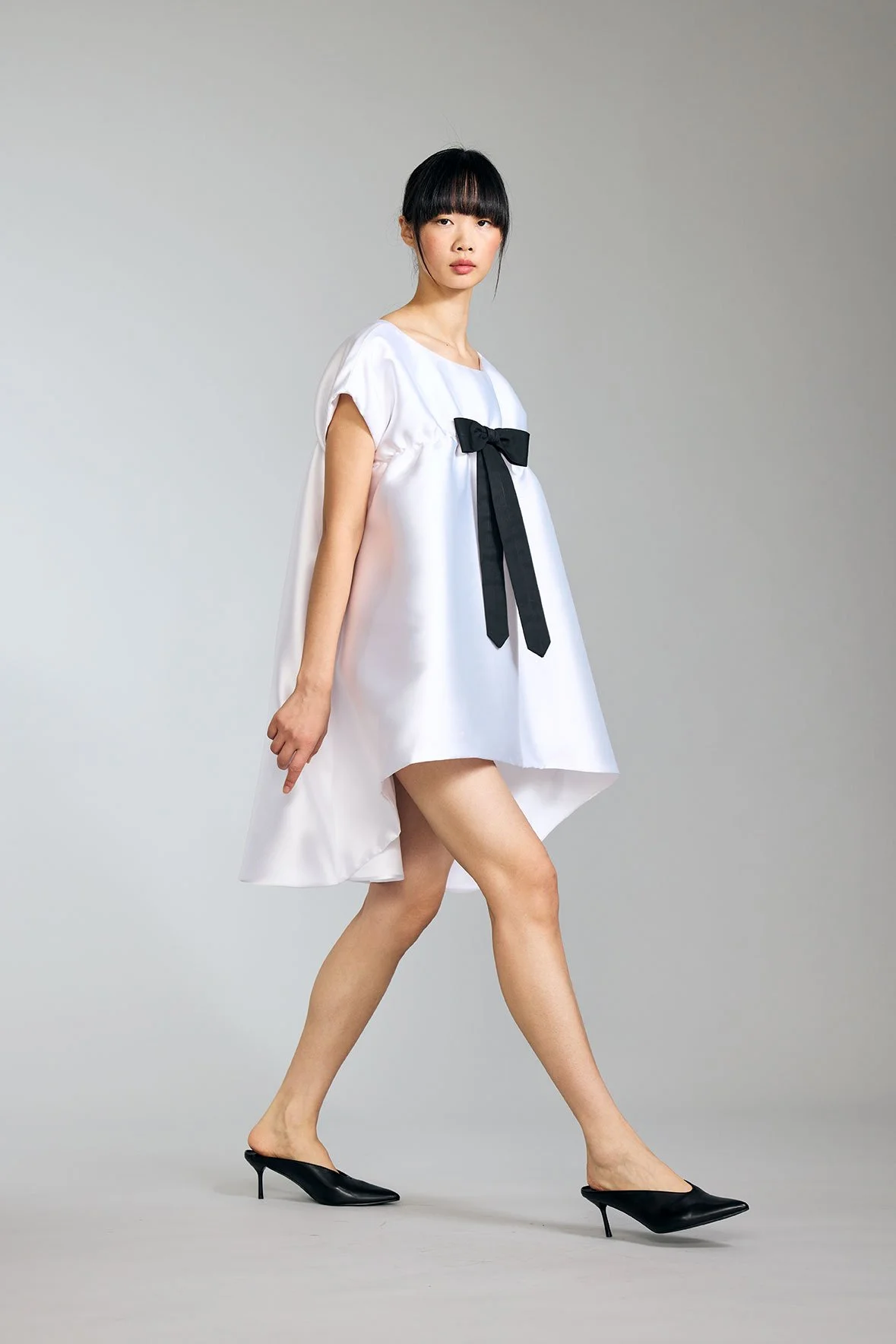 Look13-Shot15-8_BabyDollDress_WhiteMikadoBlendLinedWithBlackBow_kottkomm_circlecollection.jpg