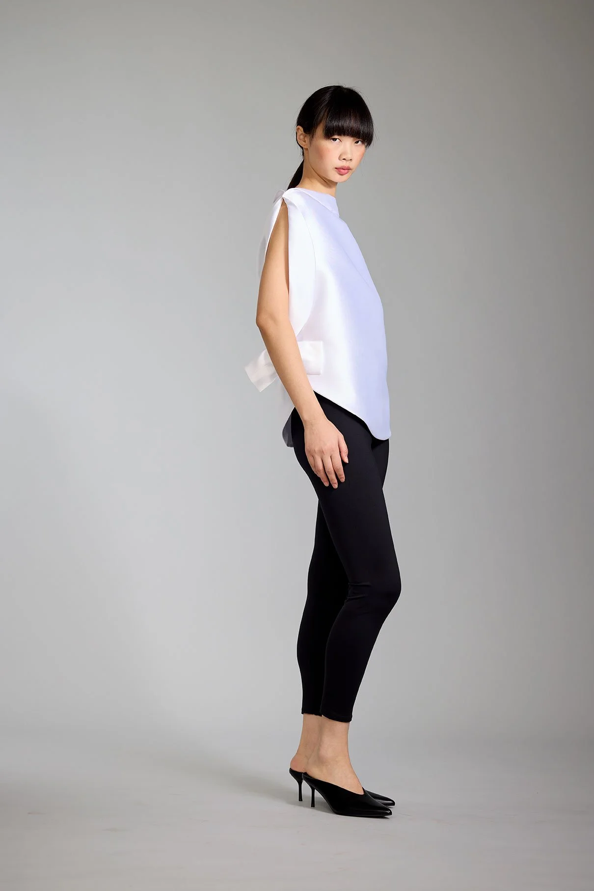 Look6-Shot7-02-5_SideBowTop_LinedWhiteMikadoBlendwithSideAccentBow_kottkomm_circlecollection.jpg