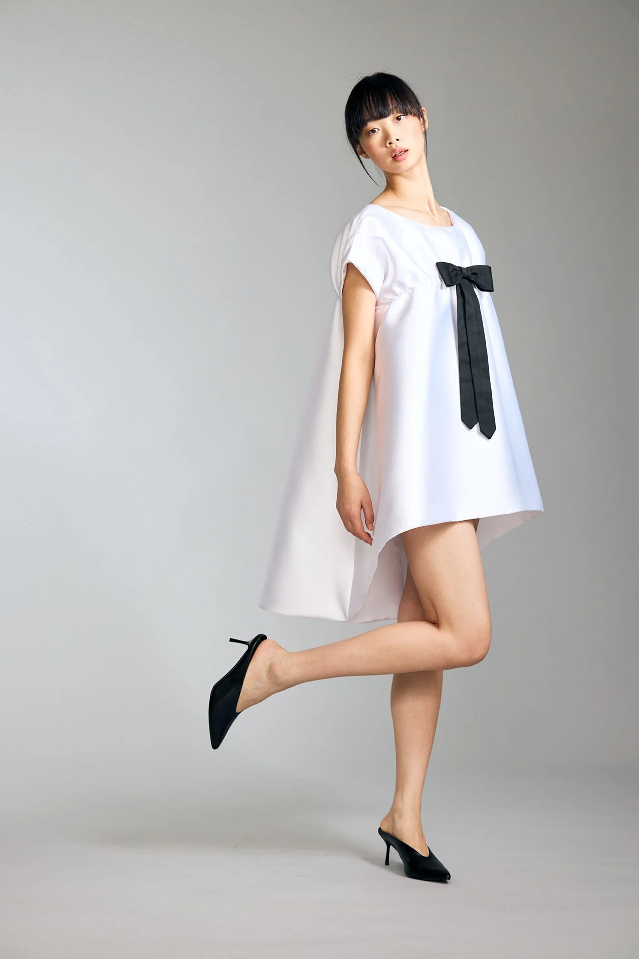 Look13-Shot15-7_BabyDollDress_WhiteMikadoBlendLinedWithBlackBow_kottkomm_circlecollection.jpg