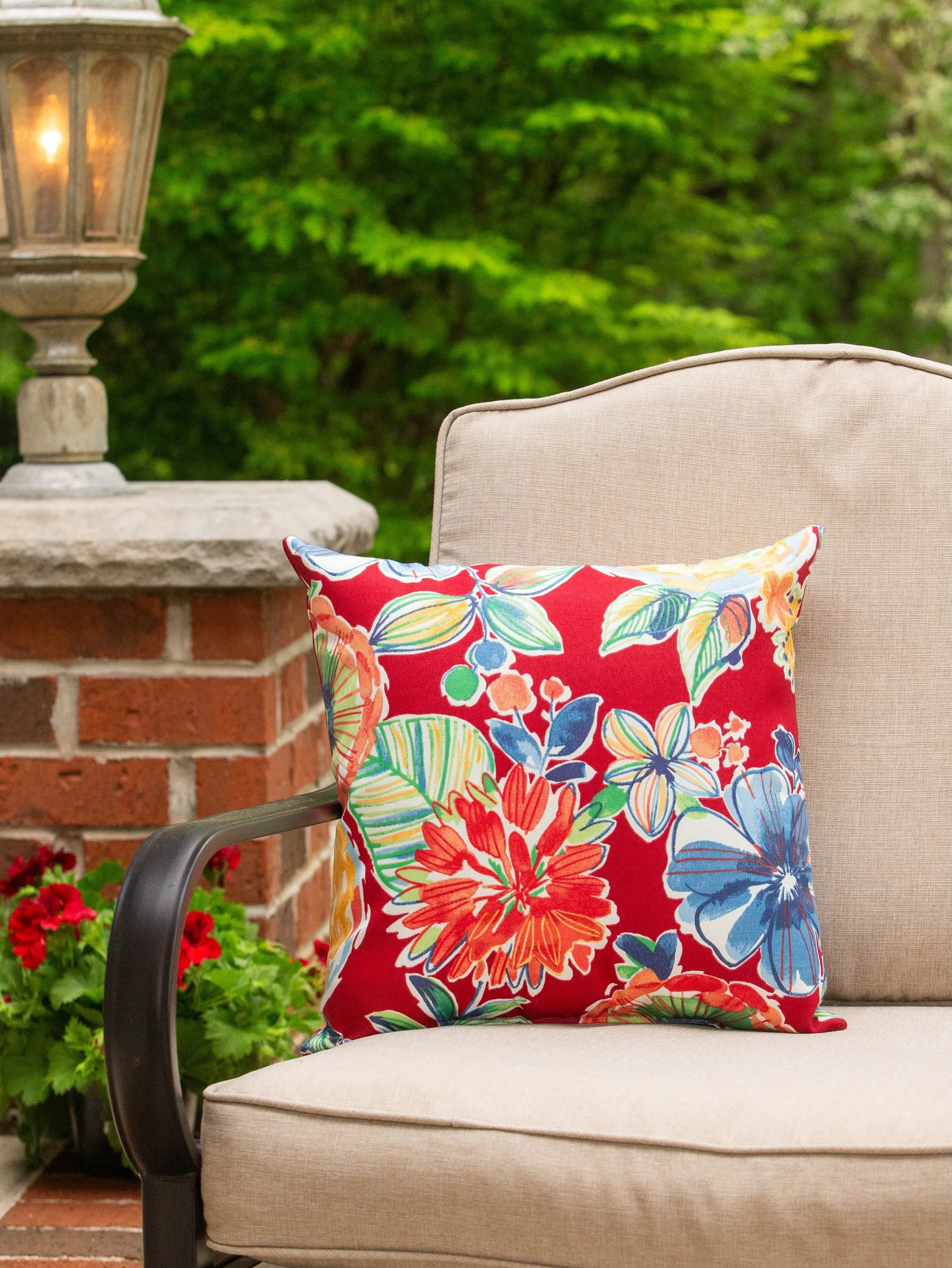 It&rsquo;s time to refresh your patio! Save $5 on our outdoor pillows and $4 on outdoor cushions now through Tuesday, July 21. 🤍
