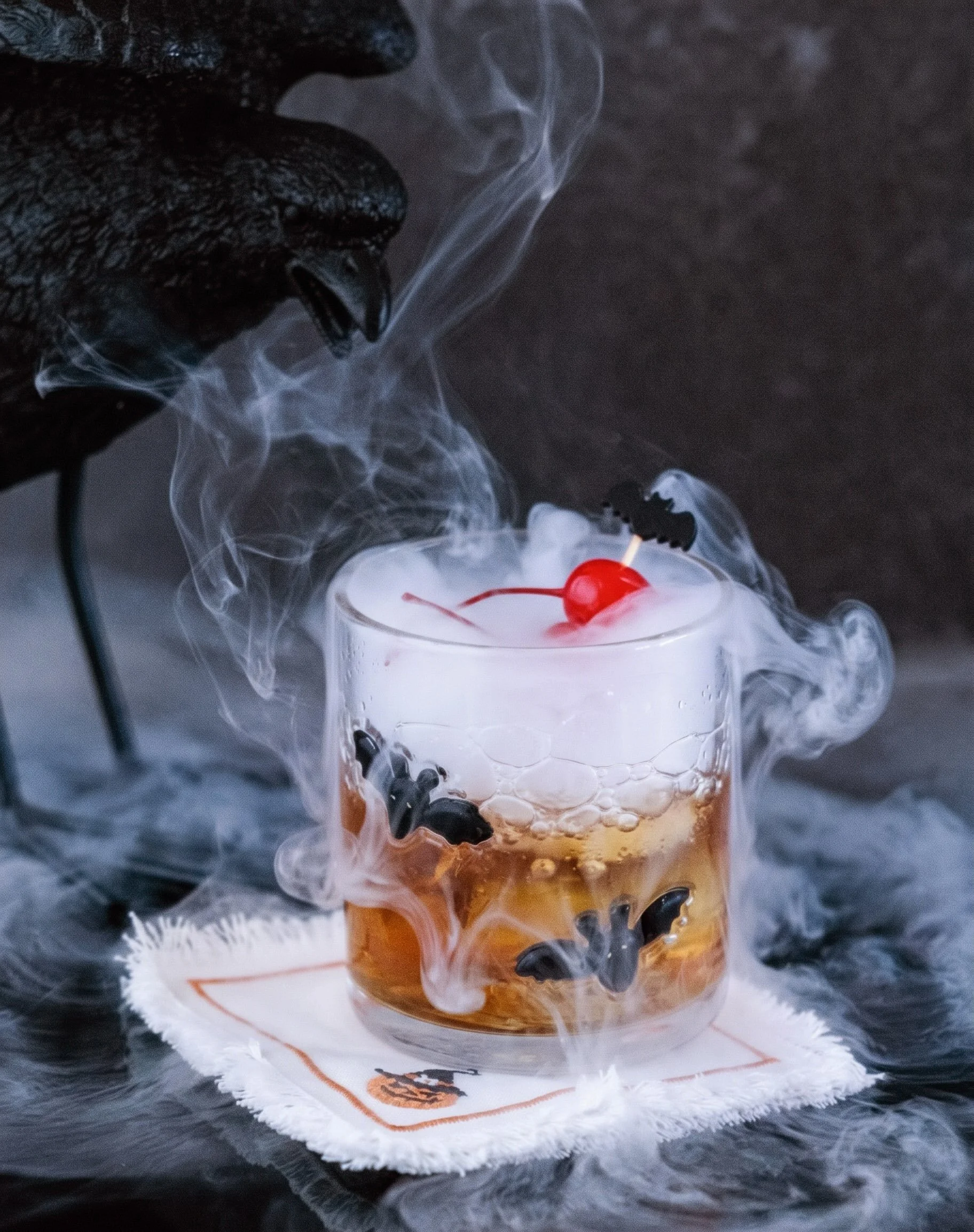 Friday calls for something fun! 🖤🎃 Set the mood with our Halloween glasses, perfect for your favorite festive drinks all October long.