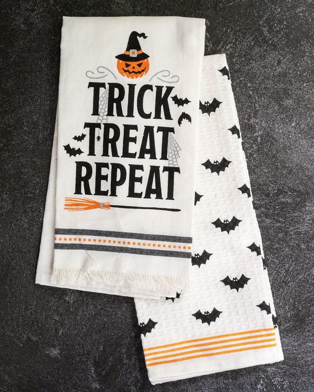 Witching you a happy Sunday! 🧙&zwj;♀️🎃 Give your kitchen a seasonal touch with Halloween towels in all kinds of fun and festive styles!