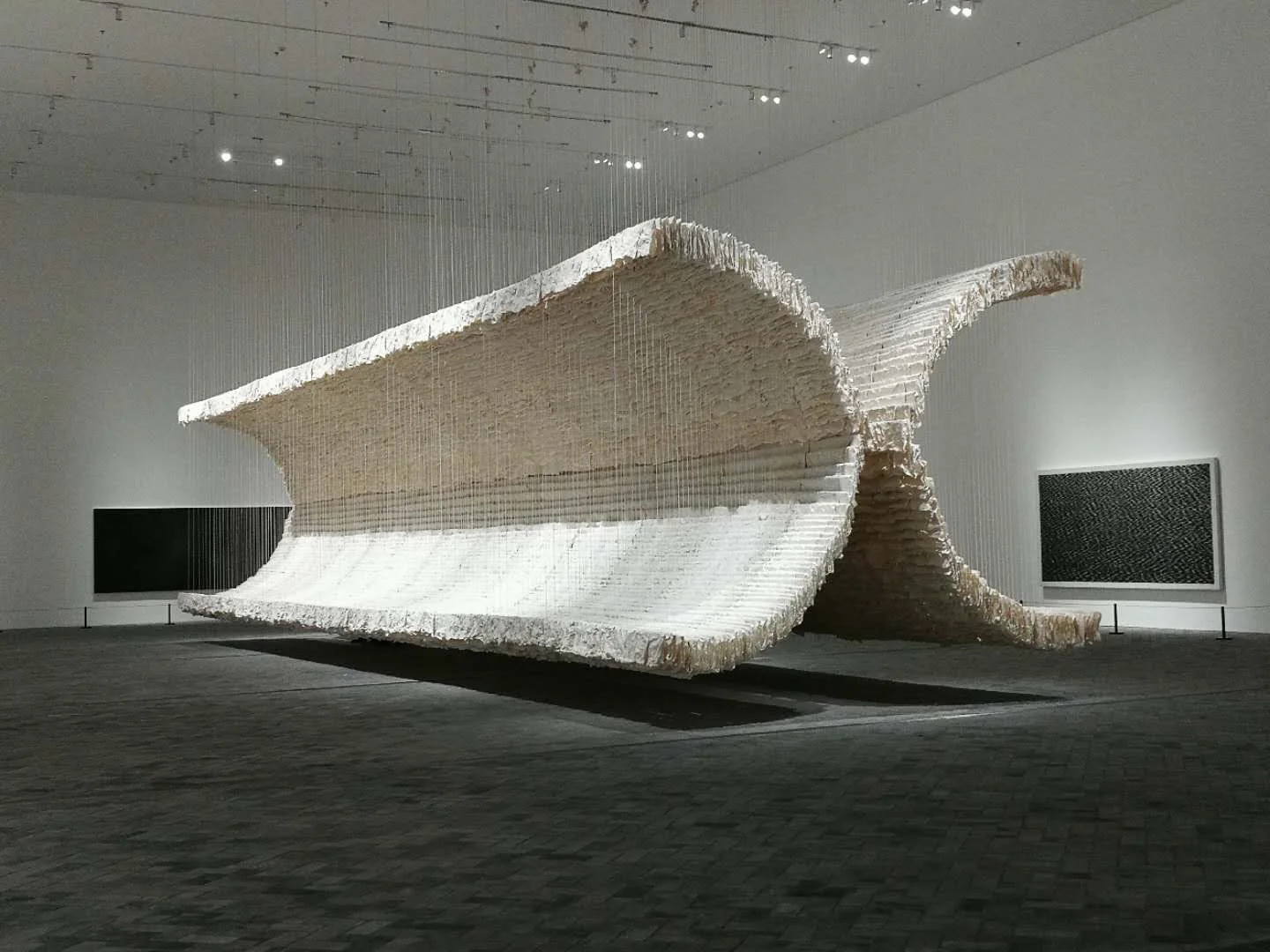 Moonlight Back-to-Back (2019). Xuan paper, bamboo, cotton. 背对的月光, 宣纸、竹子、棉线