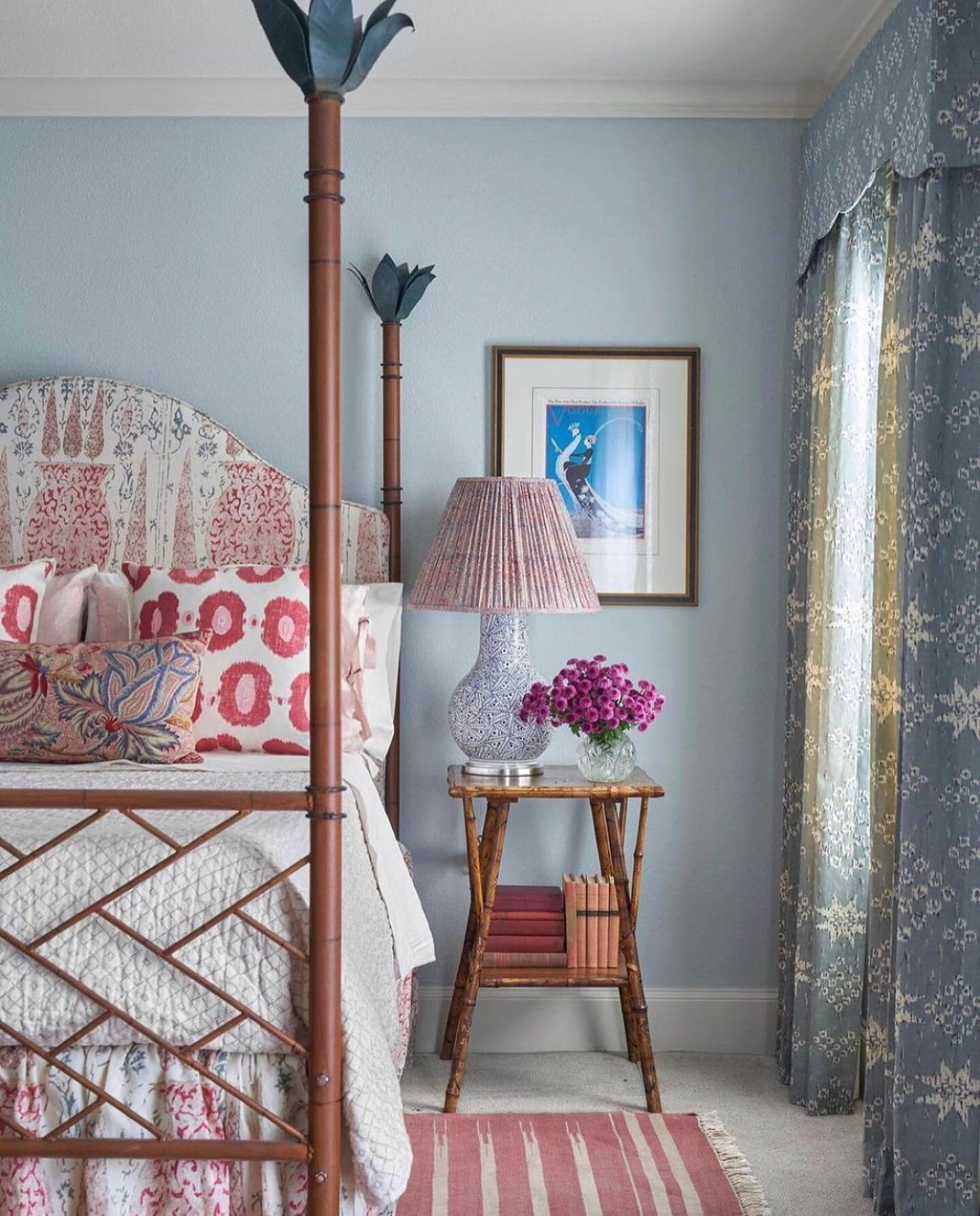 Loving the mix of patterns in this bedroom by @meredithellis ❤️ #interiordesign