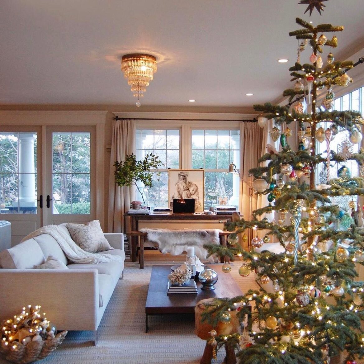 WOW...loving this holiday living room from @oldsilvershed ❤️ I can&rsquo;t wait to decorate for Christmas but something tells me my living room won&rsquo;t look quite this good. #holidaydecor