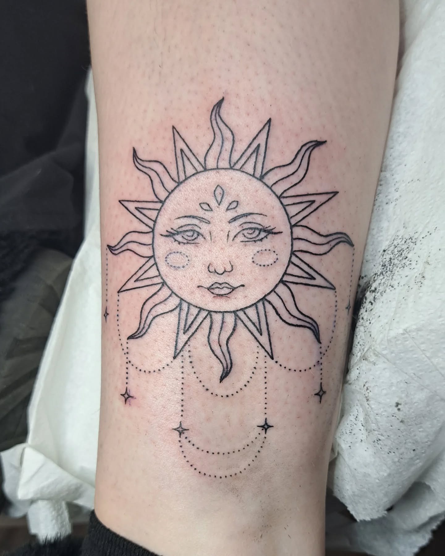 Matchy matchy tattoo for @faith_howard2122 and her mom! 🌞🌛 colors coming soon! 🥰

#tattoo #tattoos #tattooartist #tattooshop #illinoistattooartist #art #sun #moon