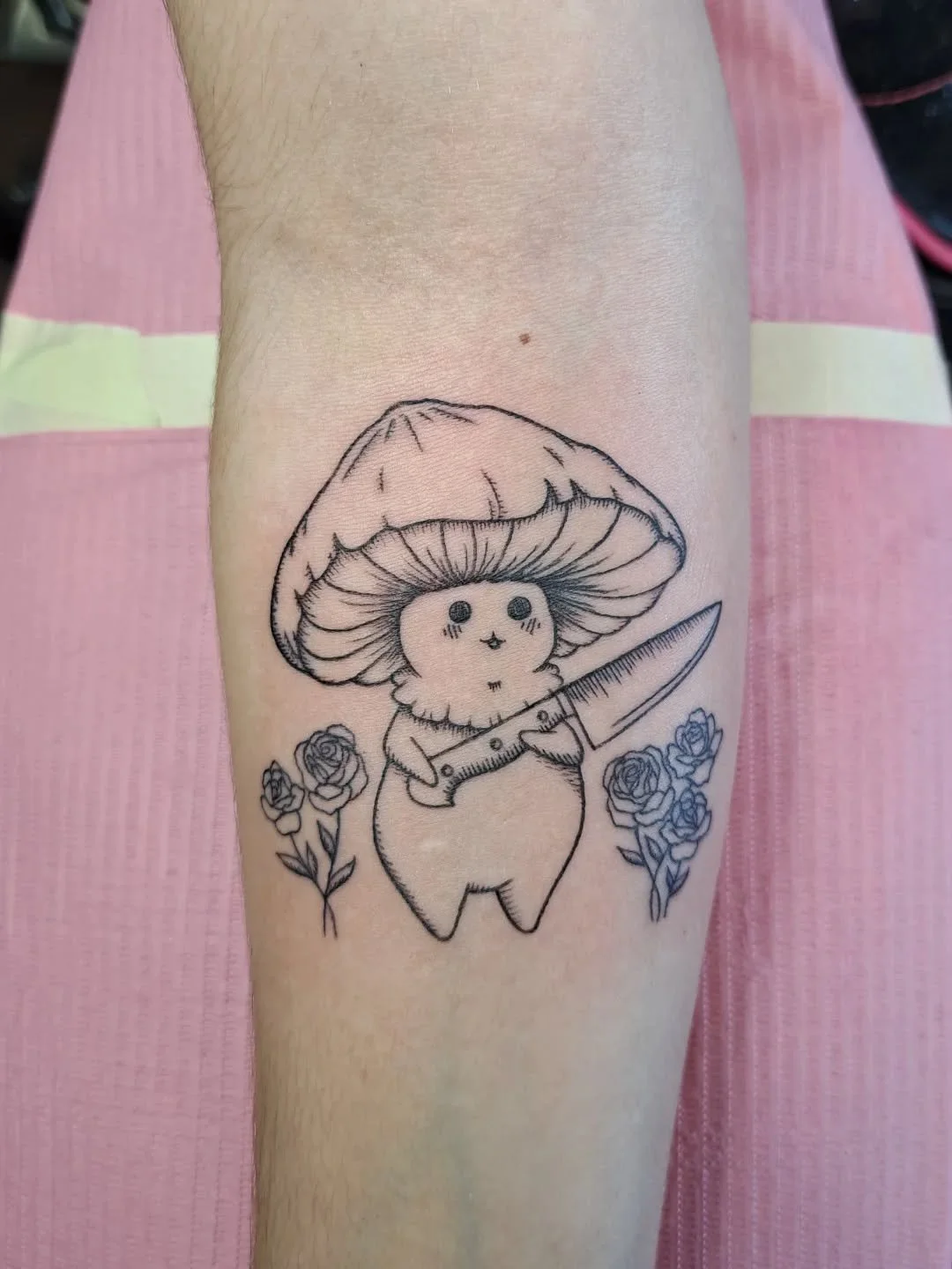 Just a stabby lil guy for @kaylarose_2003 ! 🍄🔪
#tattoo #tattoos #tattooartist #tattooshop #illinoistattooartist #art #mushroom #knife