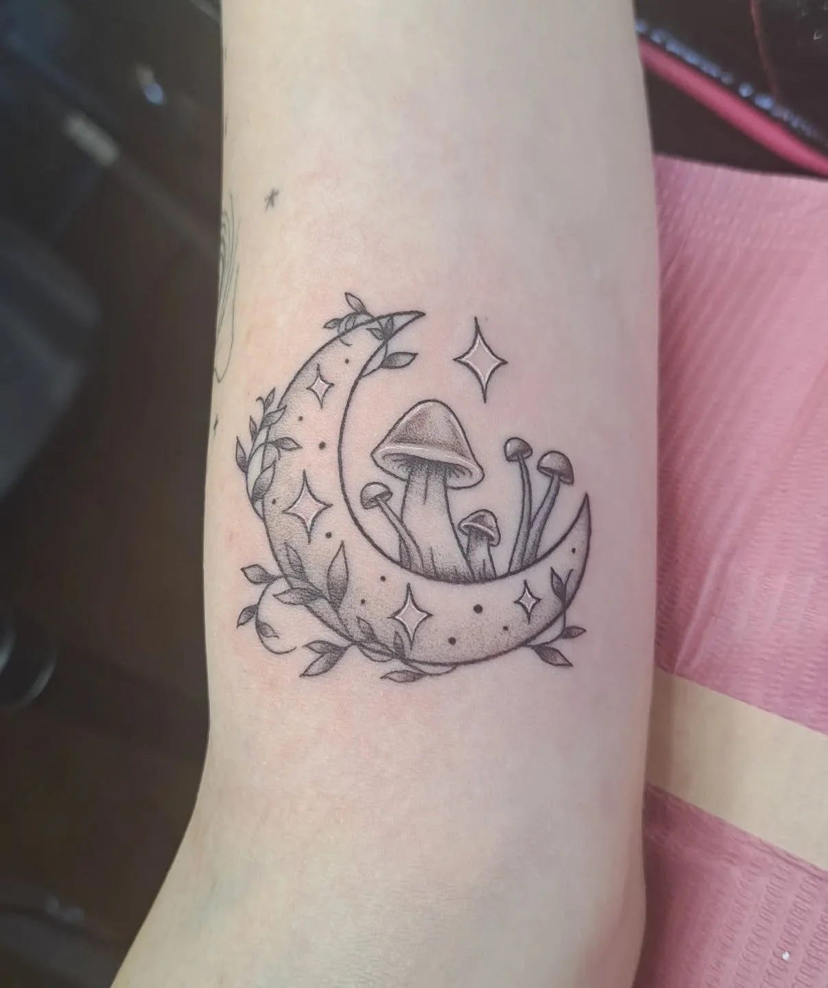 Mushie moon for @sam_trive17 ! 🍄🌙
#tattoo #tattoos #tattooartist #tattooshop #illinoistattooartist #art #mushroom #moon