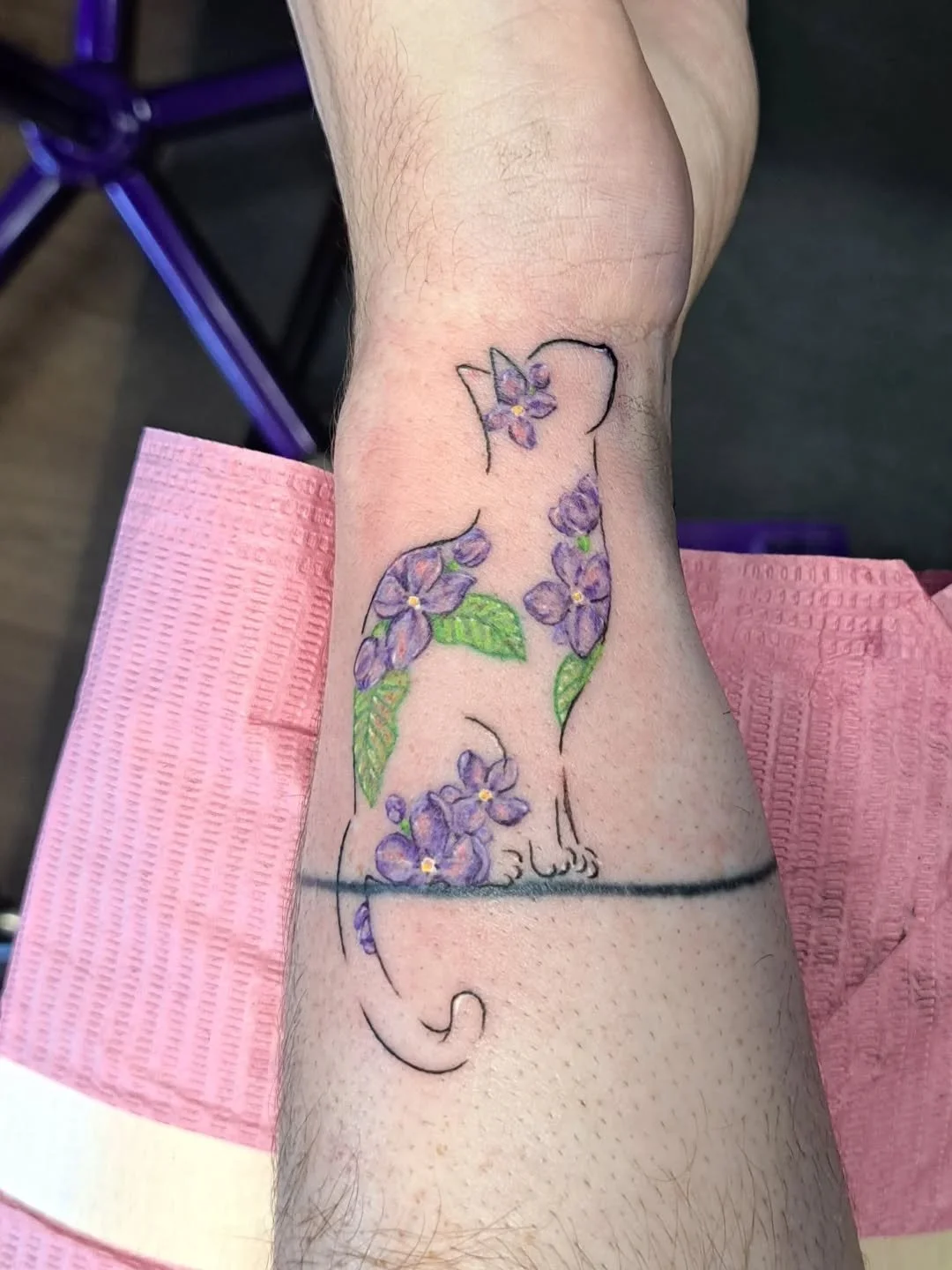 Lilac kitty for @zzimmer16 🐈‍⬛🪻 so pretttyyyyyy
#tattoo #tattoos #tattooartist #tattooshop #illinoistattooartist #art #cat #lilac #flowers