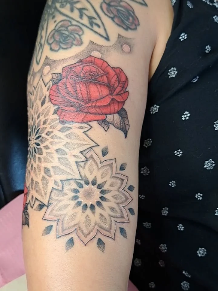 Healed lines, fresh colors and white highlights for Davina! These colors looks so good on her, right?? 🌹🌹🌹 (top of the shoulder, not my work)

#tattoo #tattoos #tattooartist #tattooshop #illinoistattooartist #art #roses #flowers #mandalatattoo