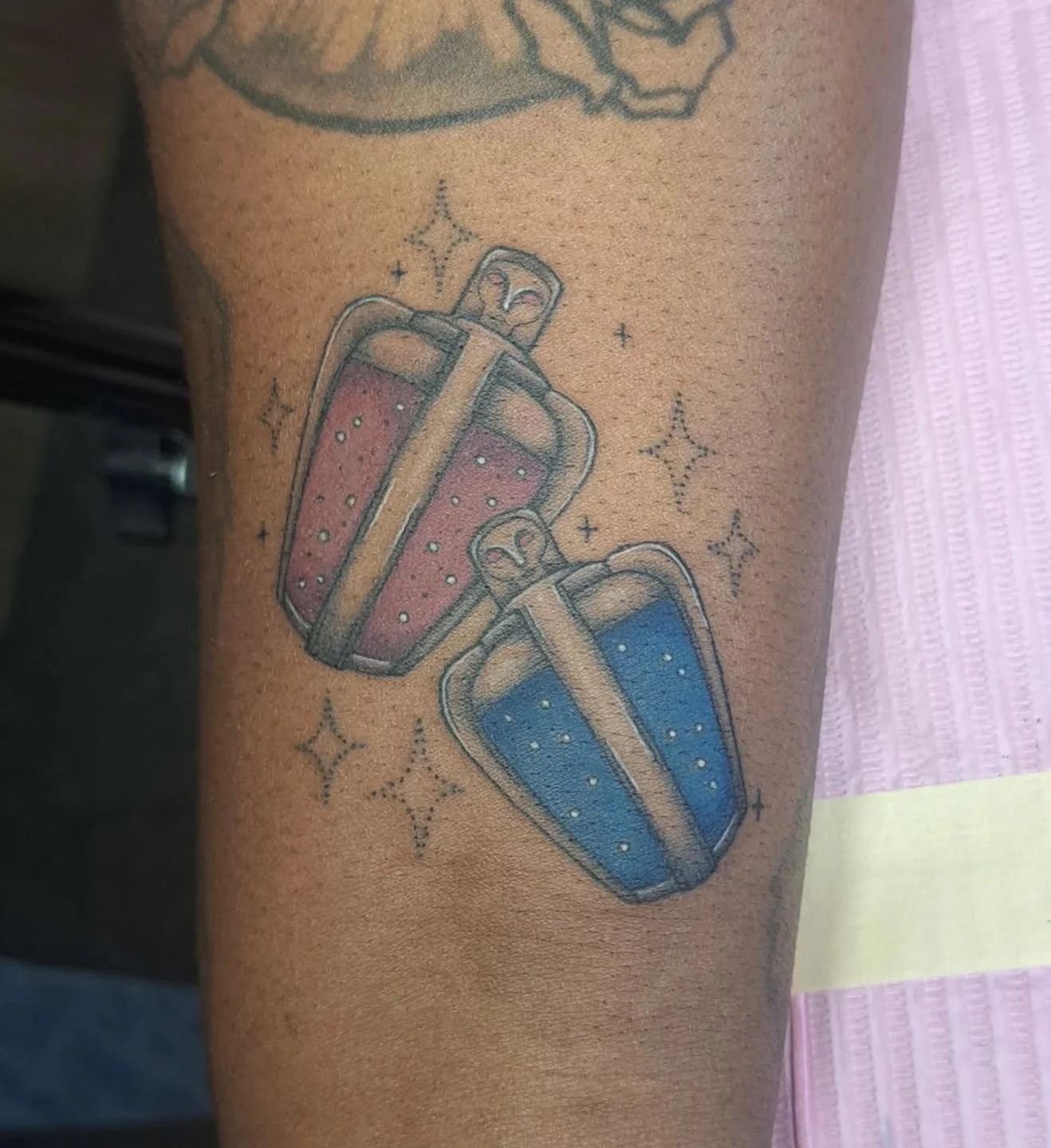 Two pretty little plasmid vials for @mztiaaaaa_18 ! 🧪 BIG BIG THANKS for coming to my Halloween Flash Sale 🫶

#tattoo #tattoos #tattooartist #tattooshop #illinoistattooartist #art #videogame #bioshock