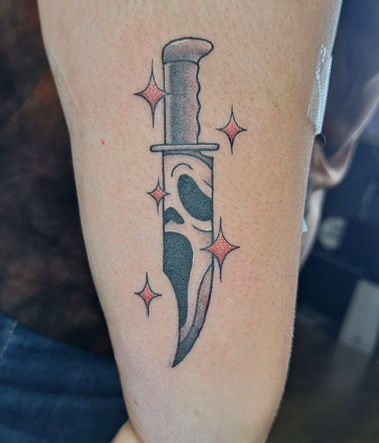 One sick Ghostface knife for @rachelleronzai ! 🔪

#tattoo #tattoos #tattooartist #tattooshop #illinoistattooartist #art #scream #ghostface #knife #slasher
