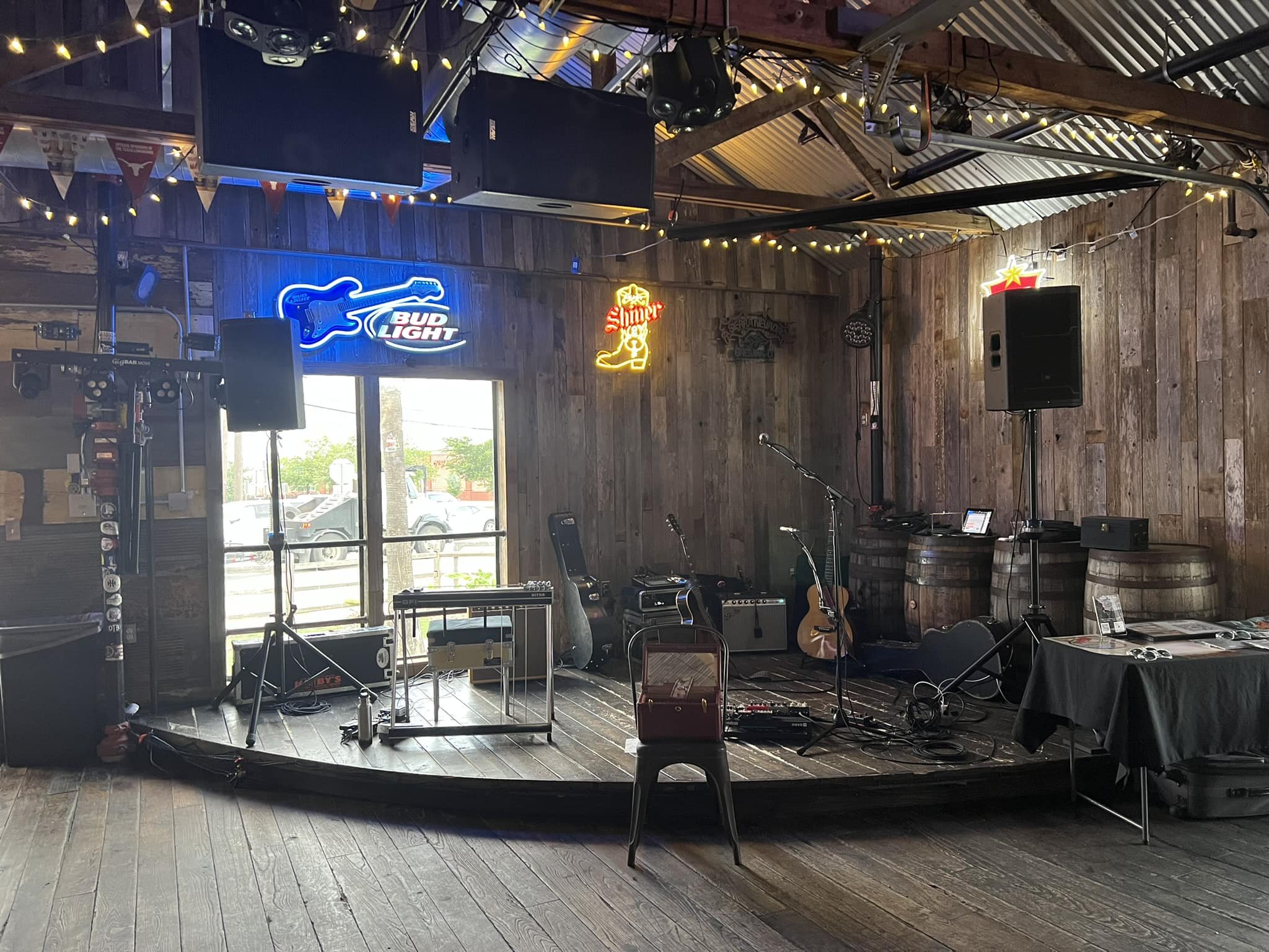 2nd Texas show is in Kyle, just south of Austin. Last nights venue was also next to the train tracks. Thinking a pattern is emerging #kylelivemusic #touringbytrain #hopethetraindoesntjumpthetracks #theRailhouse #shinerbock #budlight