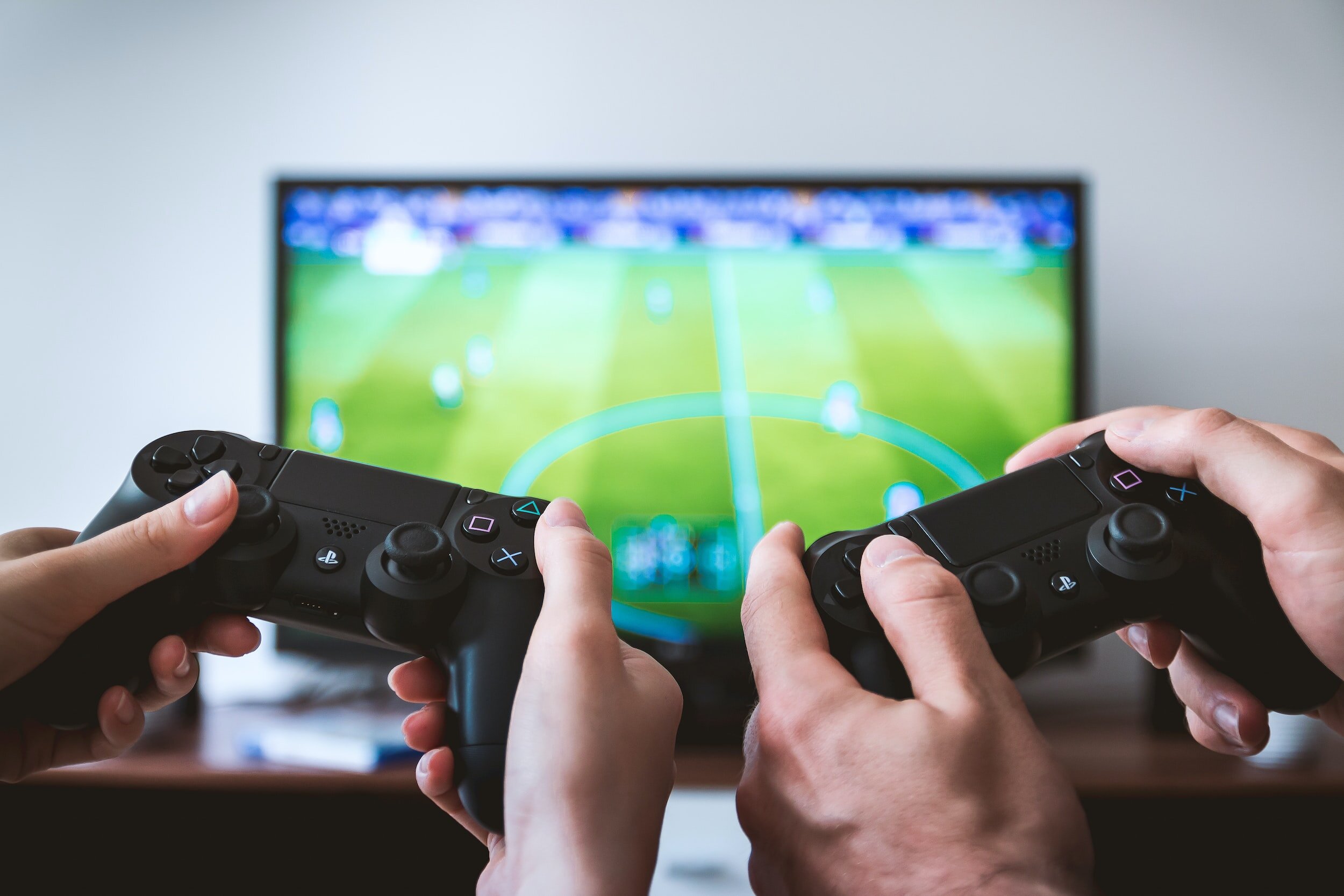 Exposure to offensive content on social media and multiplayer games