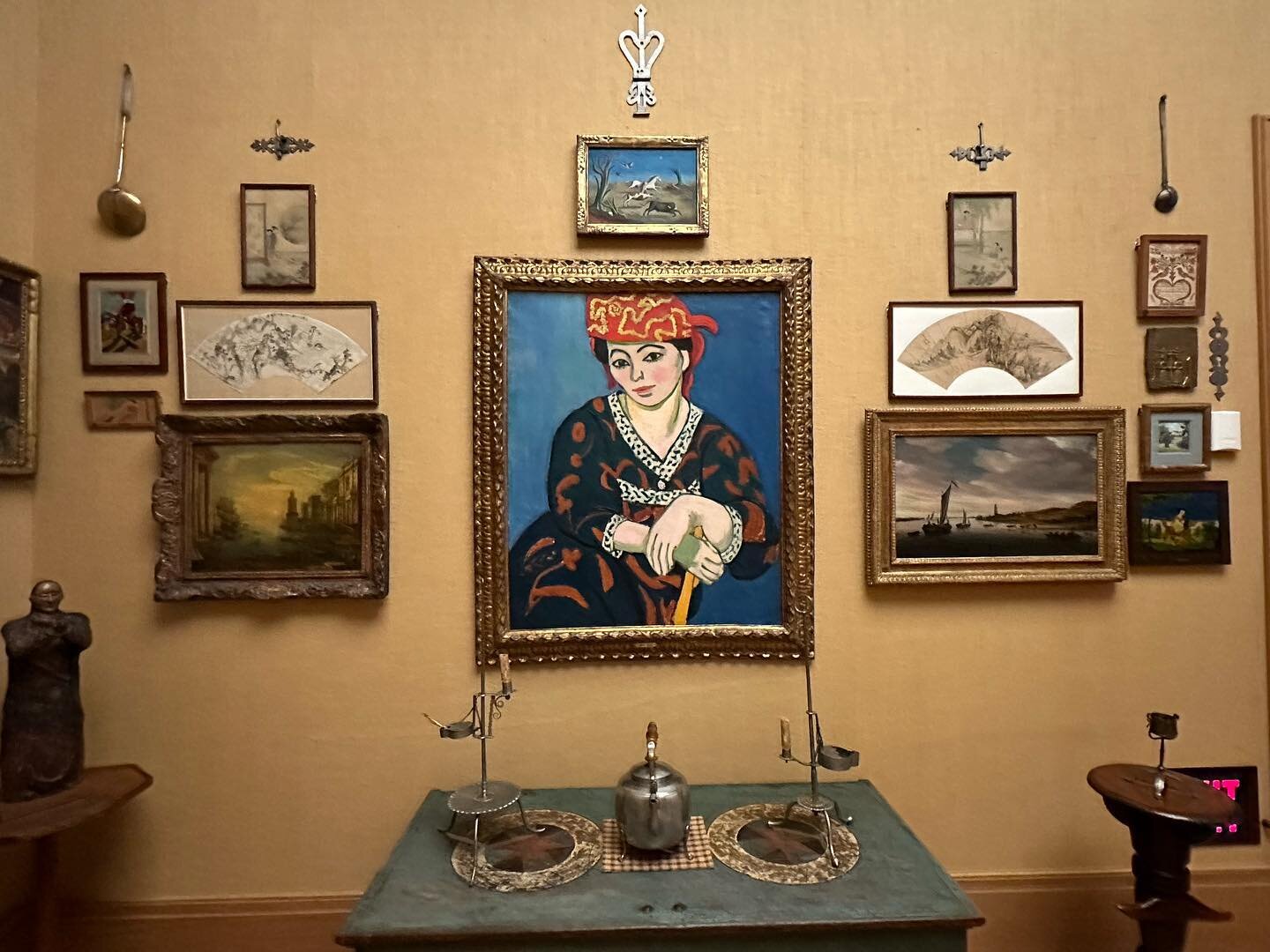 What makes a great collection? Originality of course! The hand of the collector combined with a good eye 👁️ @barnesfoundation what an experience! 

The wake of a collector with a lifelong passion and obsession - Metal object and African mask collect