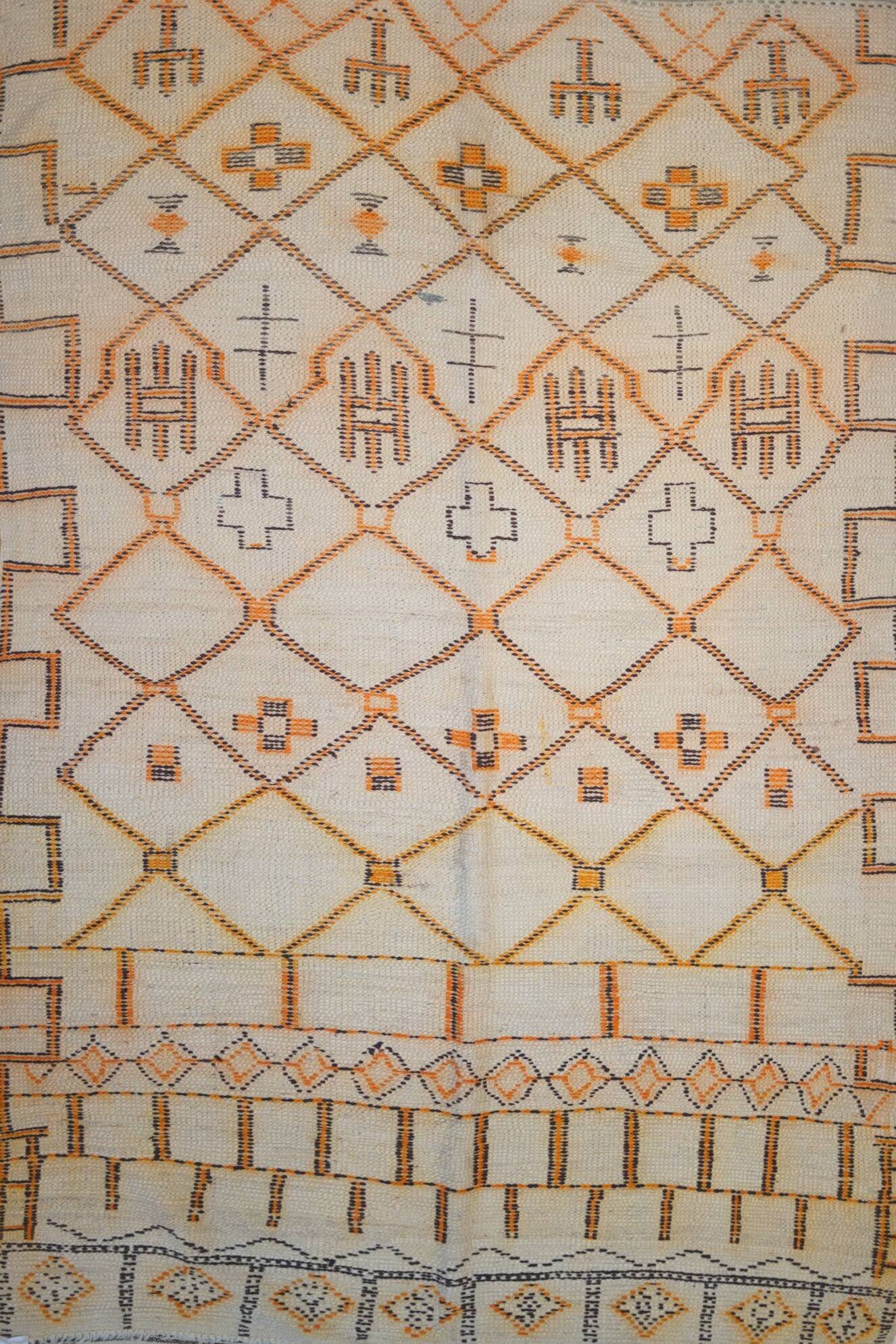 Berber Vintage Carpet - The Largest Carpet shop - Les Nomades De Marrakech
