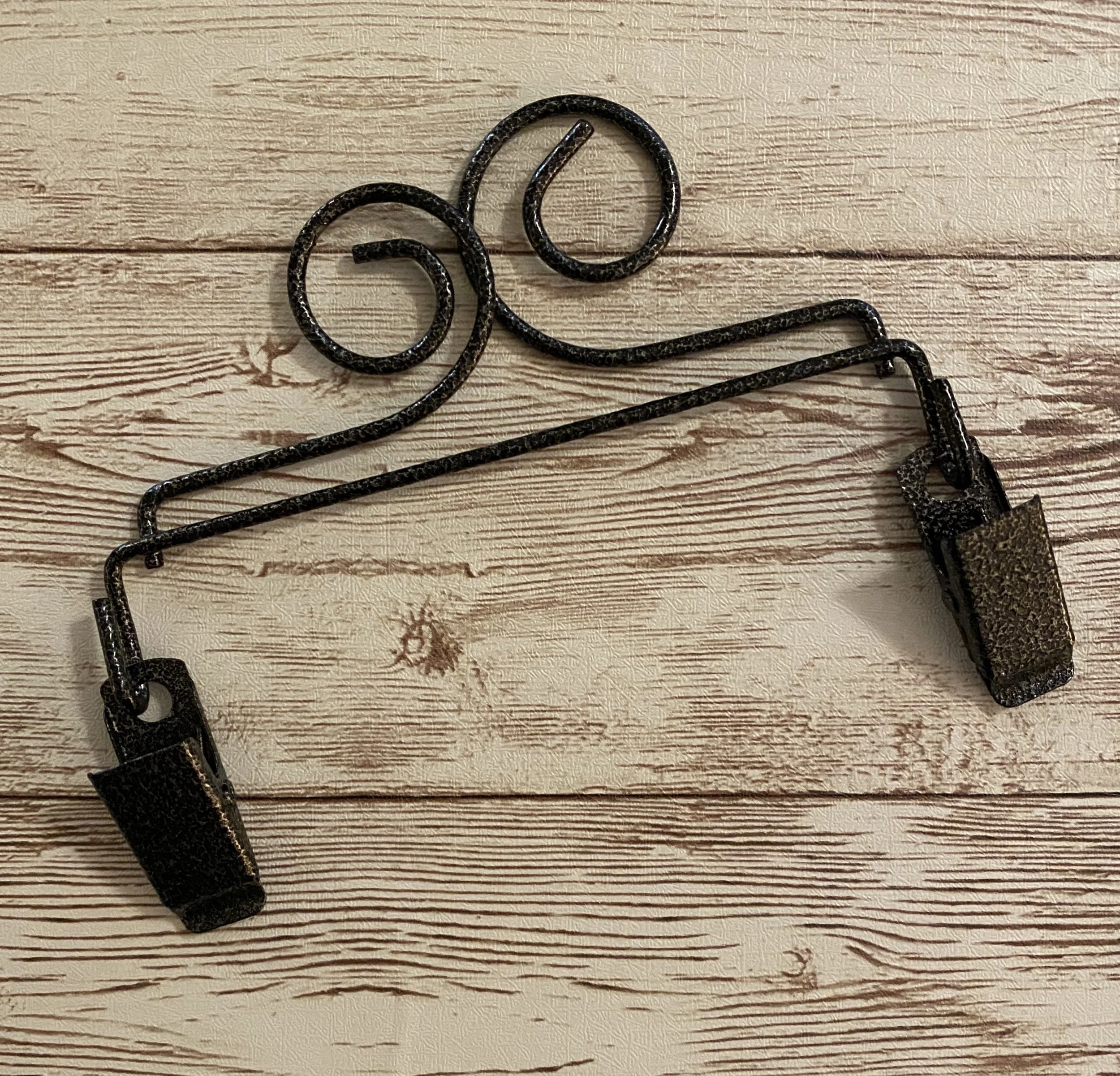 Double scroll quilt hanger 